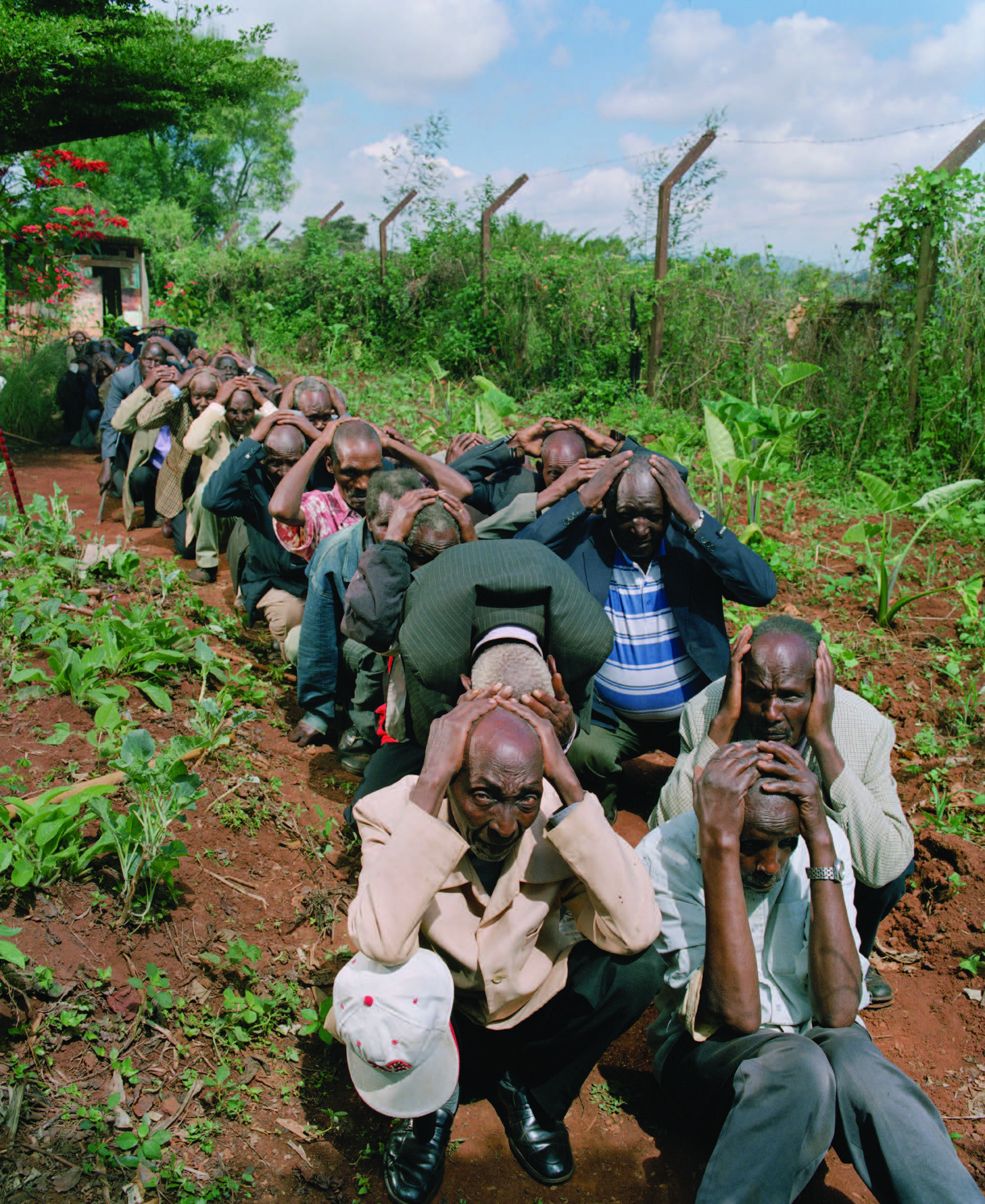 Leden van de Mukurwe-ini Mau Mau War Veterans Association demonstreren hoe mensen opgepakt werden en naar gevangenkampen gevoerd, Mukurwe-ini, 2015. Uit de reeks Unhistories (2015-onvoltooid) – © Max Pinckers/Michiel Burger/MMWVA