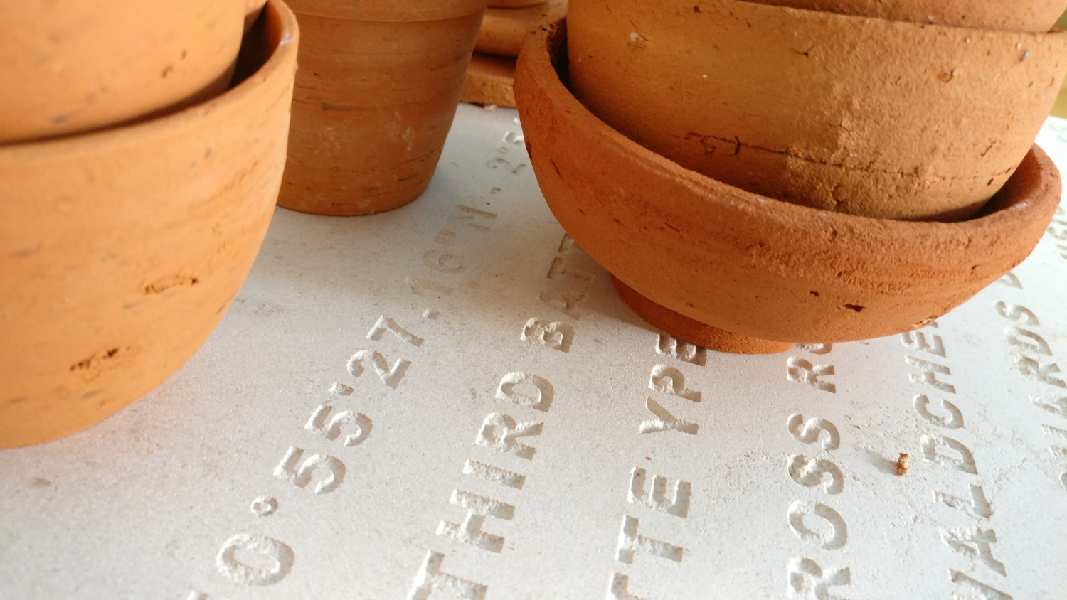 Griet Dobbels, ‘Clay Front’, 2017, aardewerk, hout, natuursteen, hoogte variërend van 30 cm tot 165 cm, 40 x 40 cm, (detail installatie ‘Hoger Lager’, Emergent Veurne)