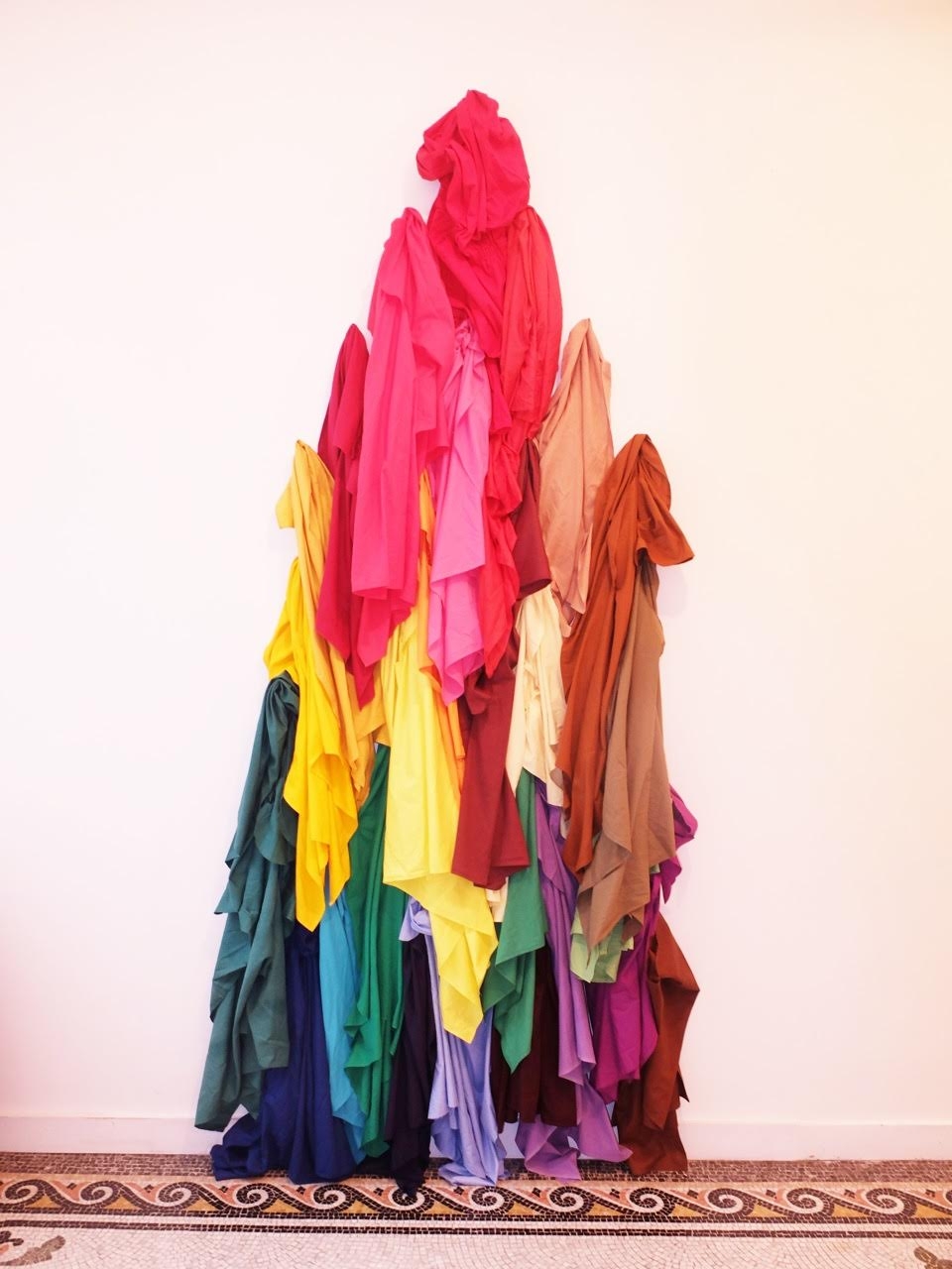 Guy Rombouts, '26 Poncho’s', 2015, textiel, nagels, foto Annie Gentils, courtesy Annie Gentils Gallery