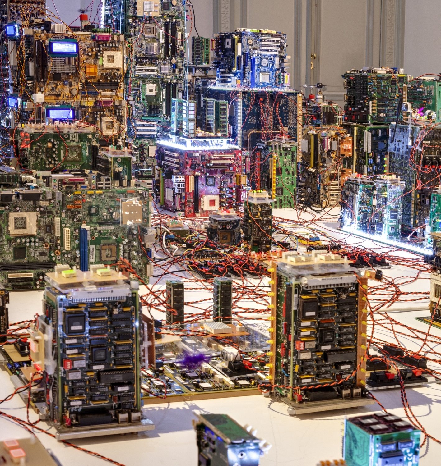 Stanza, ‘Nemesis Machine – From Metropolis to Ecumenopolis’, 2015, installatie, mechanische metropool maquette met real-time urban data, variabele afmetingen, courtesy van de kunstenaar