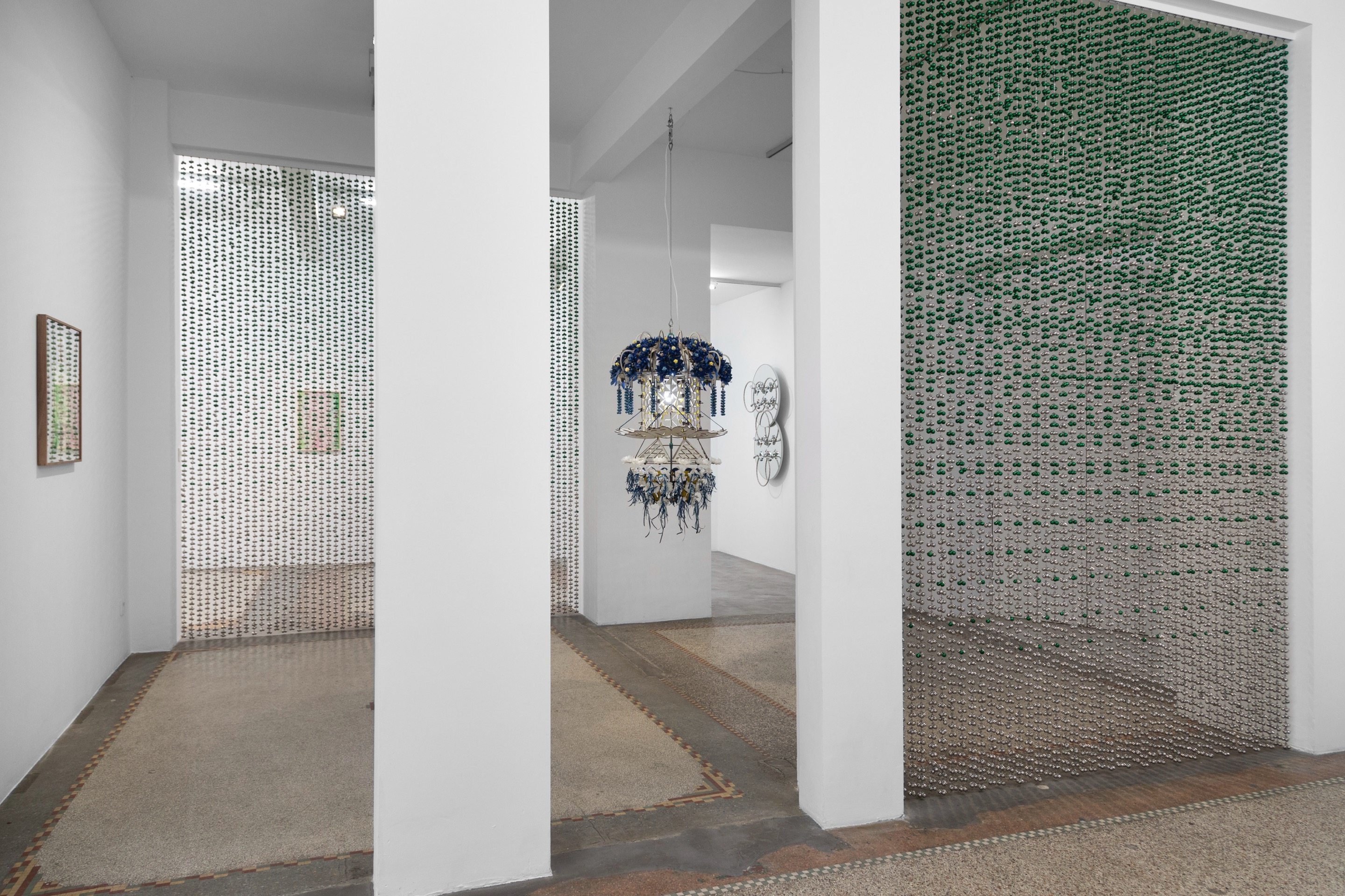 Installatiezicht Haegue Yang: Mesmerizing Mesh – Paper Leap and Sonic Germination , 2024, dépendance, Brussel, foto Alice Pallot