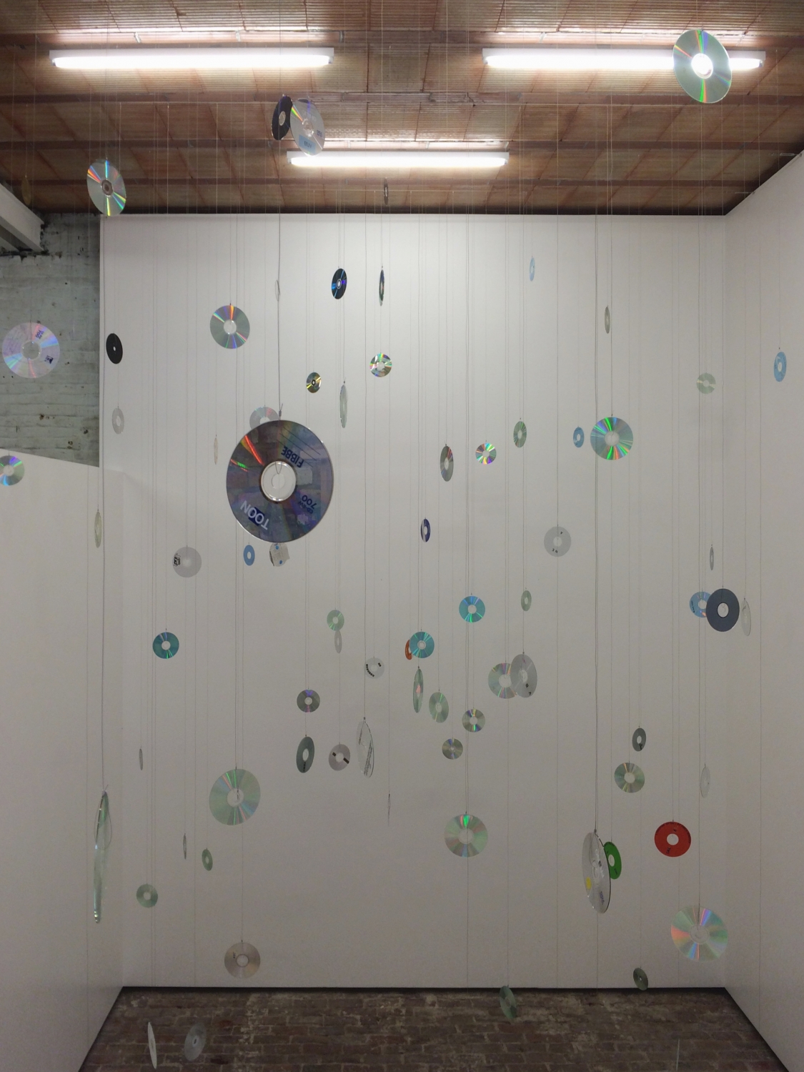 Hana Miletić, ‘Columba’, 2015, CD’s, staaldraad, courtesy van de kunstenaar