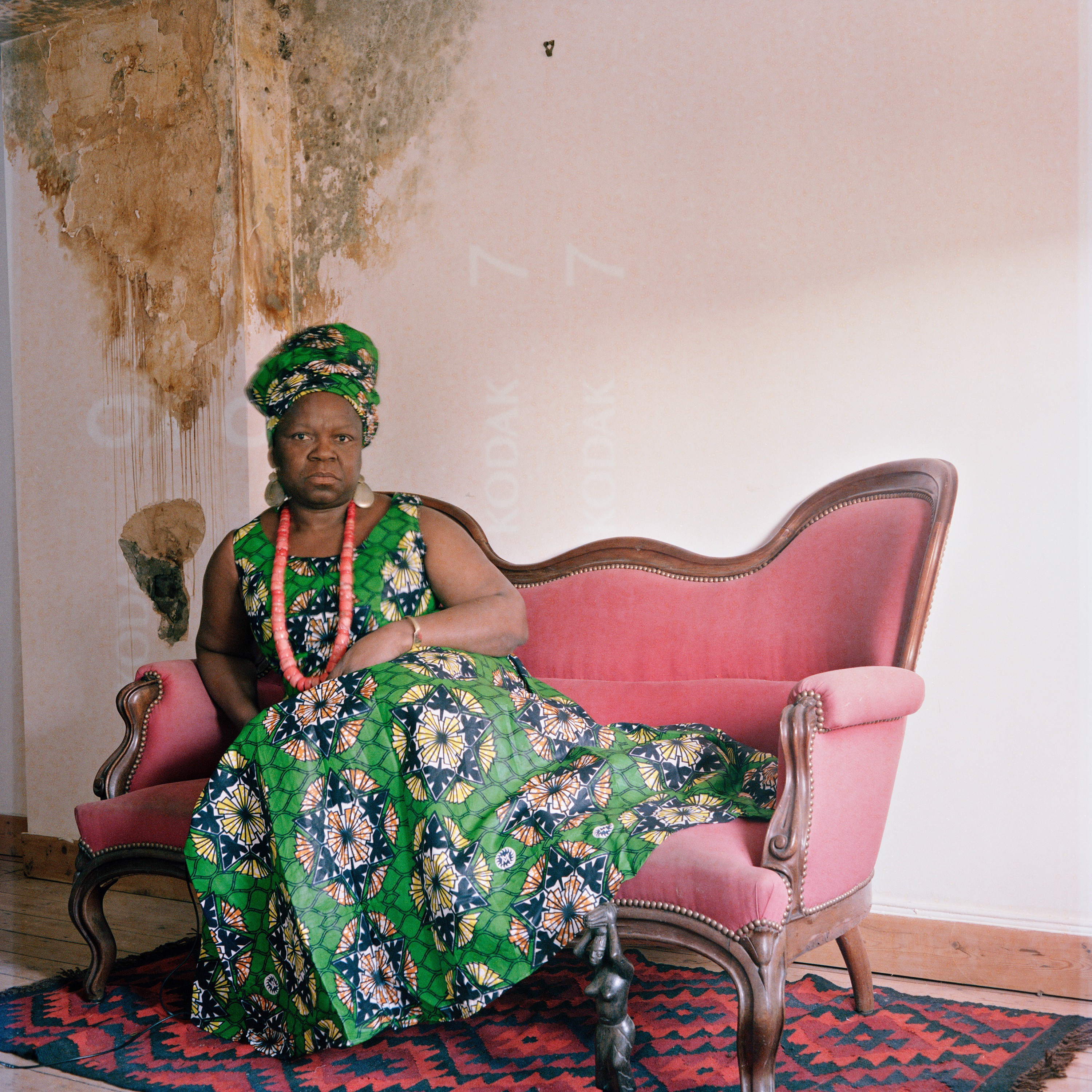 Hélène Amouzou, uit de reeks Autoportrait, Liège, 2017–2020, courtesy de kunstenaar, © Hélène Amouzou