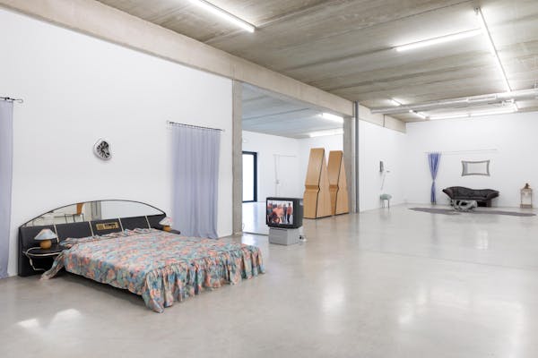 Installatiezicht Henrike Naumann, WESTALGIE , 2023, IKOB, Eupen, © IKOB - Museum für Zeitgenössische Kunst, foto Lola Pertsowsky