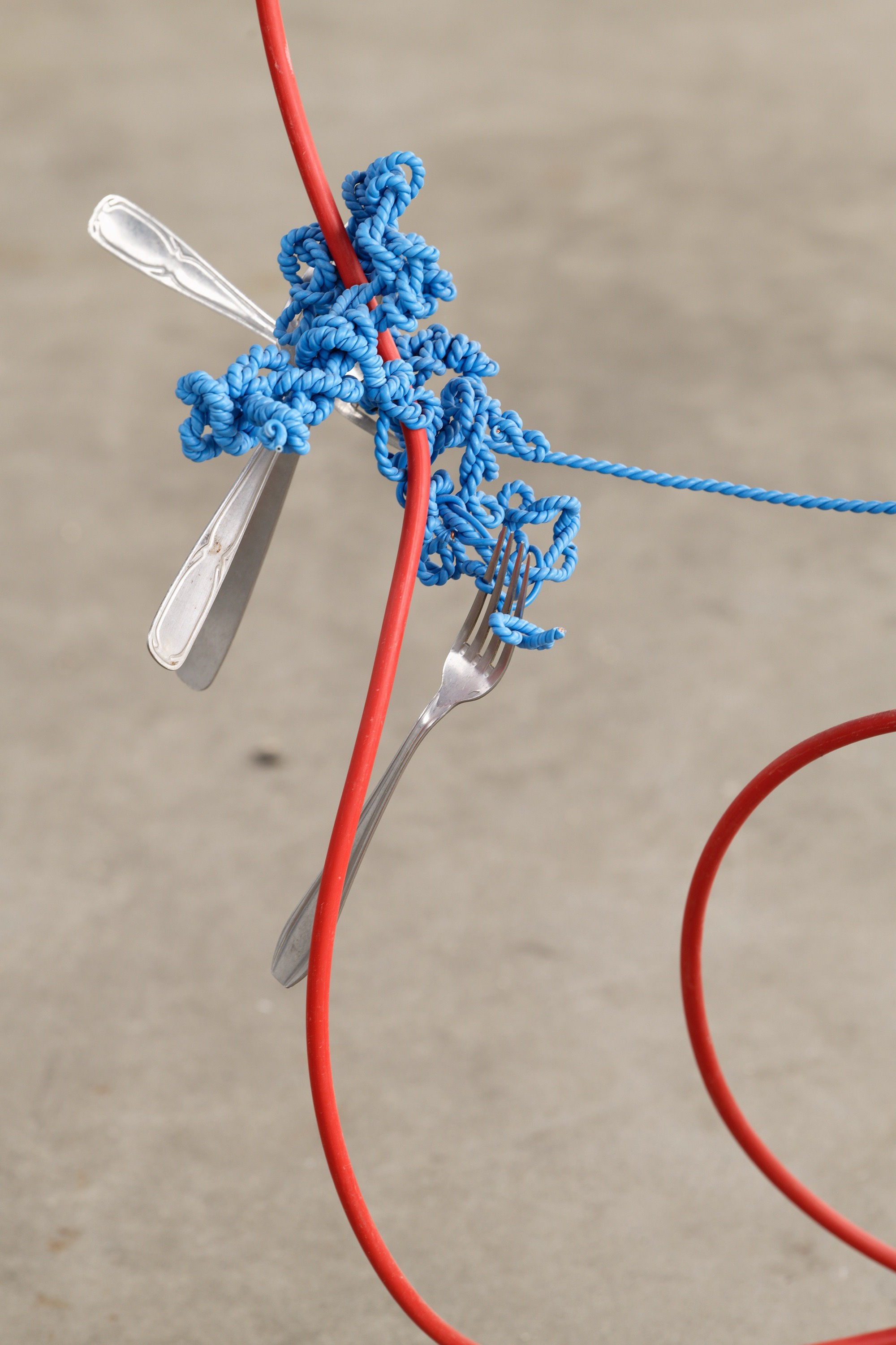 Installatiezicht Julien Creuzet, Oh téléphone, oracle noir (...), 2023–2024, Magasin CNAC, Grenoble, courtesy de kunstenaar, © Magasin CNAC, foto Aurélien Mole