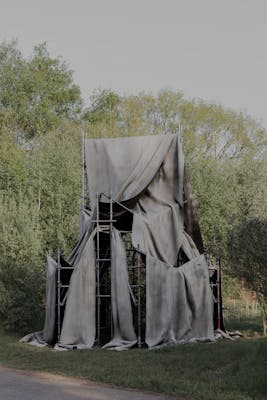 Marc Leschelier, HUT , 2023, betonblokken, steigers, betondoek, 520 x 600 x 650 cm, courtesy Marc Leschelier, Everyday Gallery en Horst Arts & Music, foto Eline Willaert