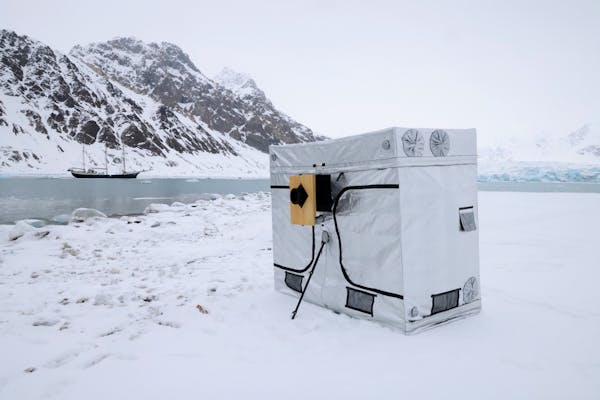 Tristan Duke, Glacial Camera , 2022, uit de reeks Glacial Optics, 2018–heden, © Tristan Duke