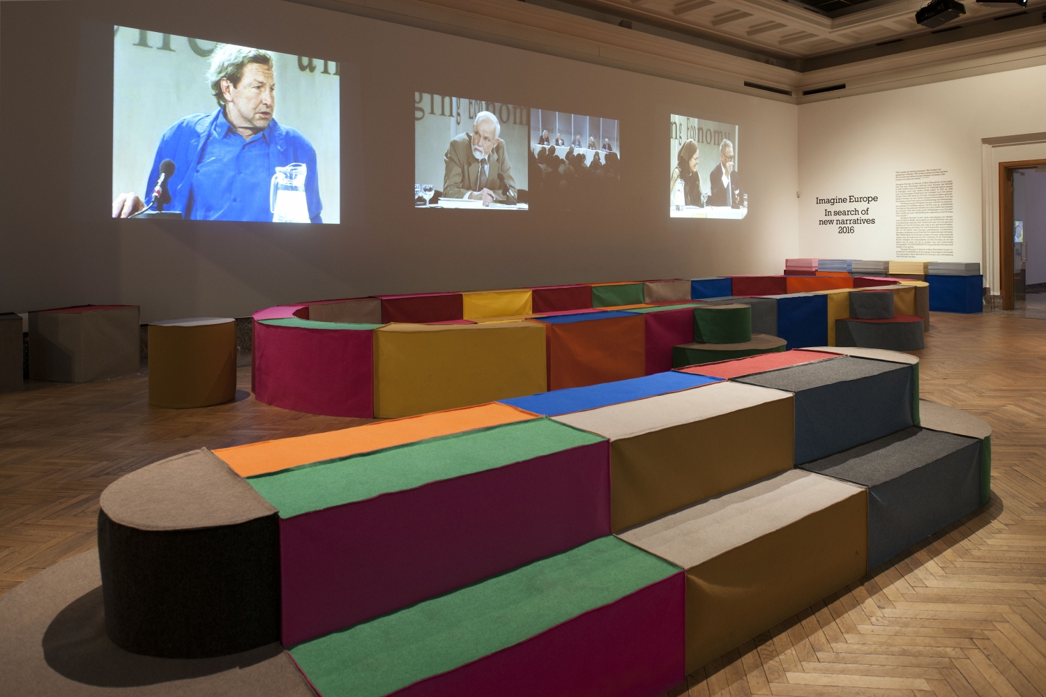 ‘Discussion Room’ met video-installatie van Louwrien Wijers, © foto Philippe De Gobert