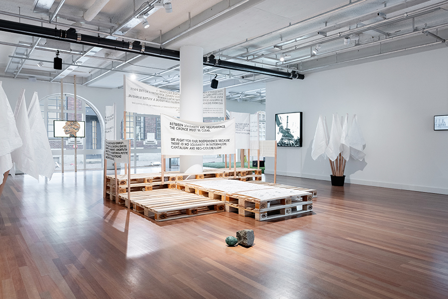 Guy Woueté, WELKOM, installatiezicht, 2020, de Brakke Grond, foto LNDW studio