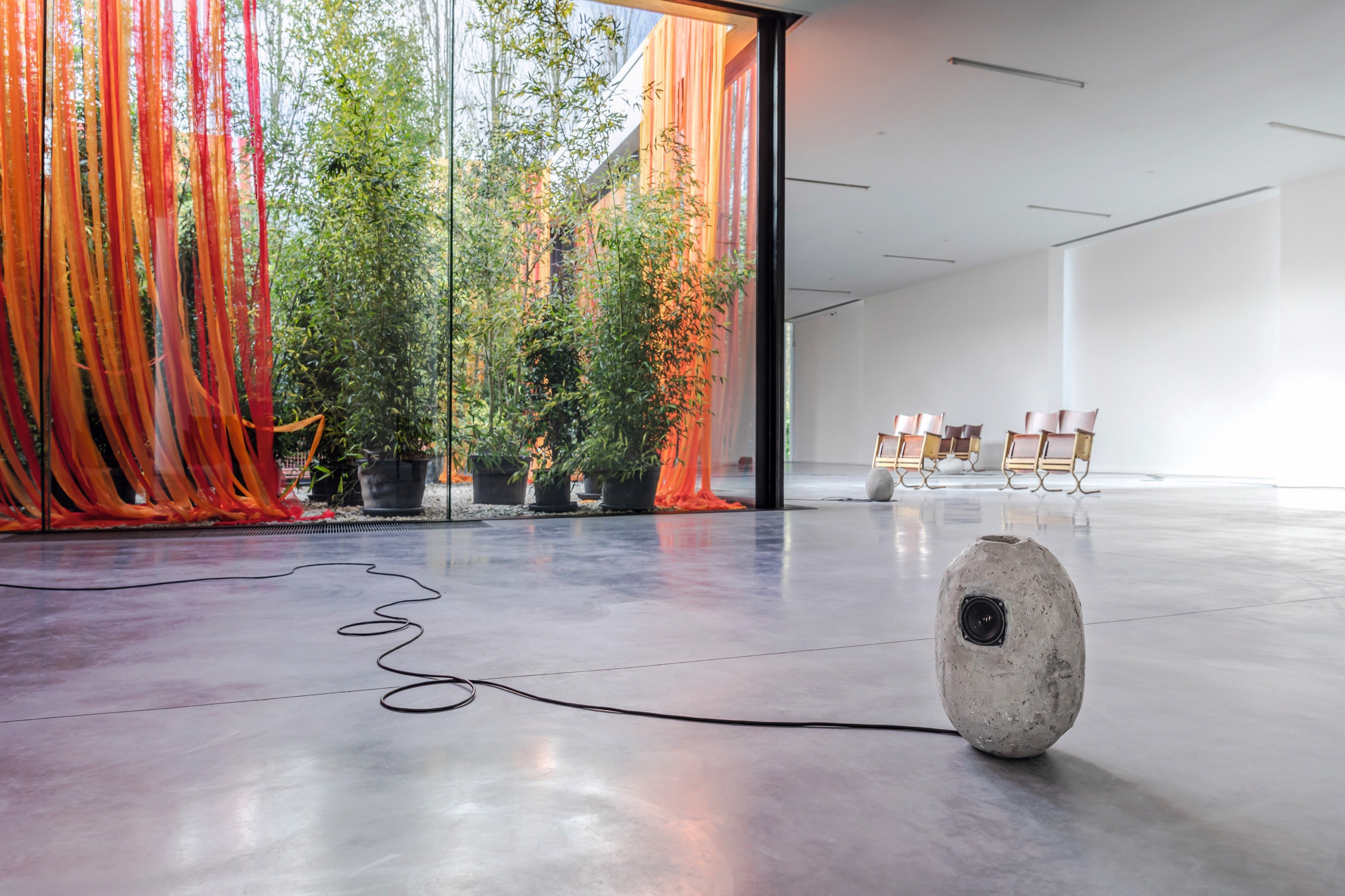 Tentoonstellingszicht Blindsight – Manon de Boer in dialoog met Latifa Laâbissi en Laszlo Umbreit . – Courtesy Museum Dhondt-Dhaenens, foto Rik Vannevel