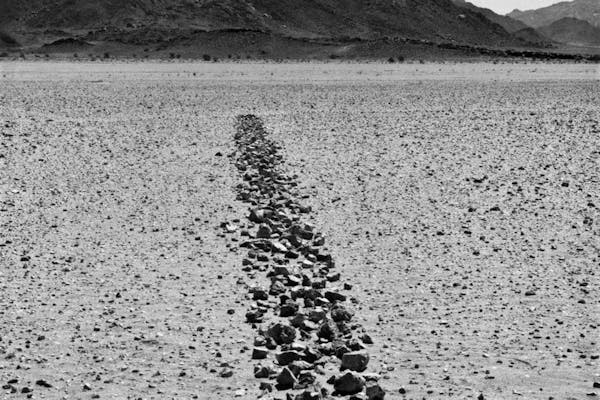 Richard Long, Sahara Line , 1988. – © Richard Long, DACS/Artimage 2021, foto Richard Long
