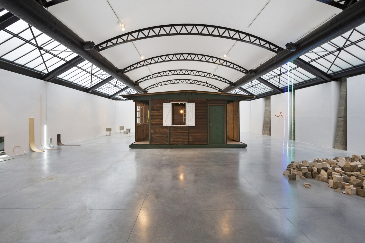 Installatiezicht 'Inhabited by objects', CAB, Brussel. Foto: Laurent Brandajs