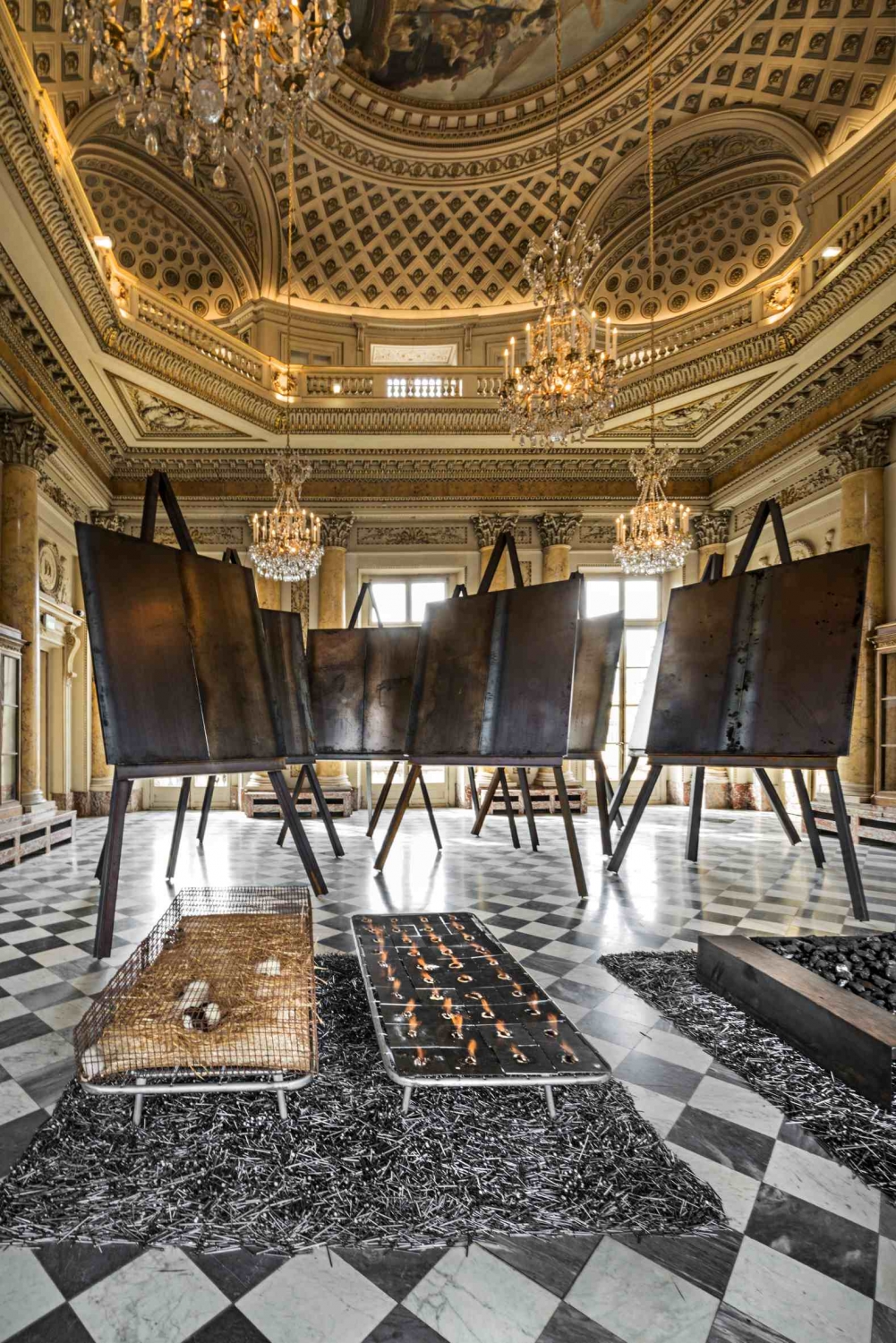 Jannis Kounellis, 'Sans Titre' 1969-2016, installatiezicht in La Monnaie, © foto Manolis Baboussis, © Monnaie de Paris, 2016, courtesy de kunstenaar