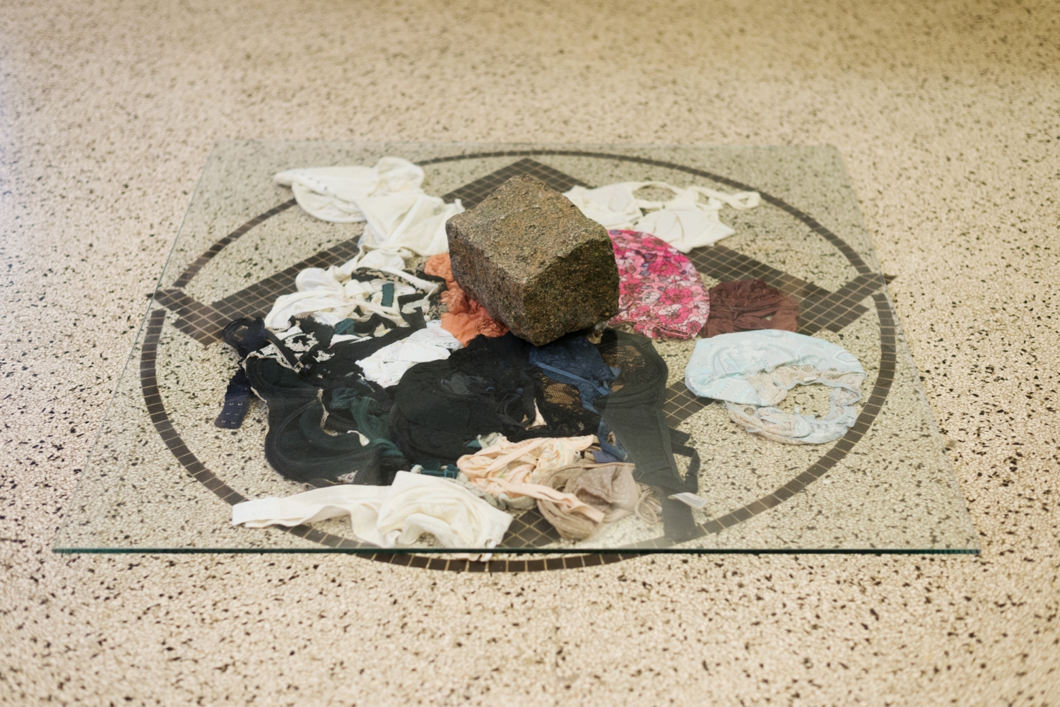 Jef Geys, 'Lingerie Geo & Lis', 1998, ondergoed, steen, glas, 100 x 100 cm., op het symbool in de vloer van de vroegere vrijmetselaarstempel, tentoonstellingszicht in 'Chalet, an exhibition by Jef Geys', courtesy de kunstenaar en La Loge, Brussel