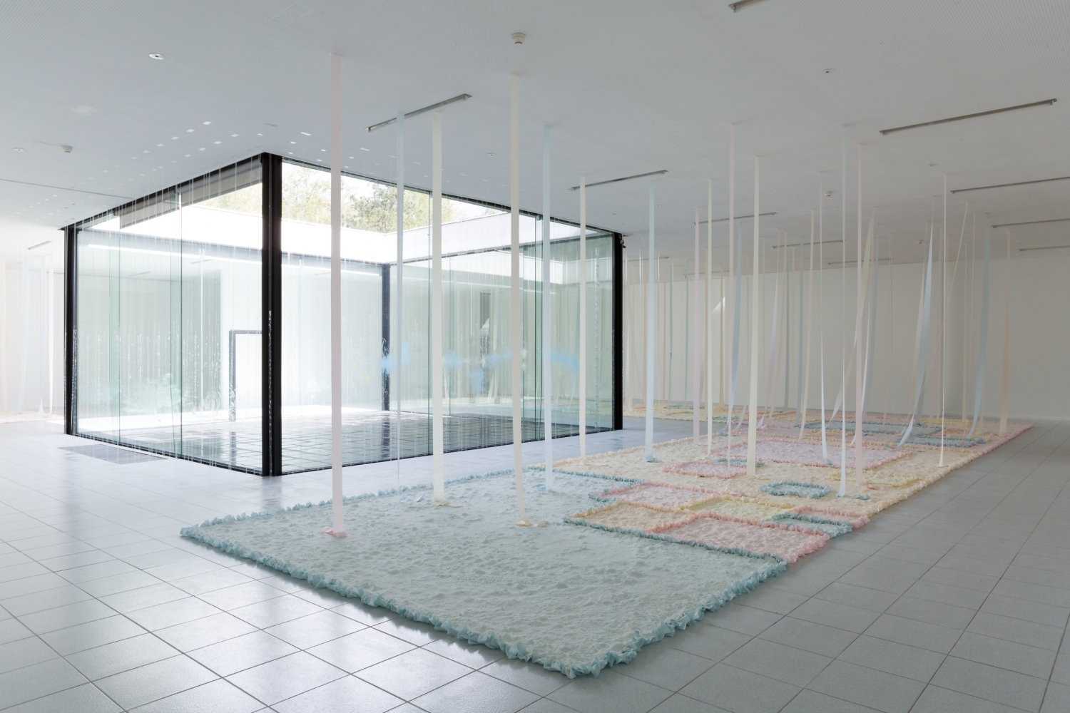 Karla Black, tentoonstellingszicht ‘The Possible Prevails’ in MDD, 2017, © foto Rik Vannevel, courtesy Galerie Gisela Capitain, Cologne; Stuart Shave/Modern Art, London; David Zwirner Gallery, New York/London