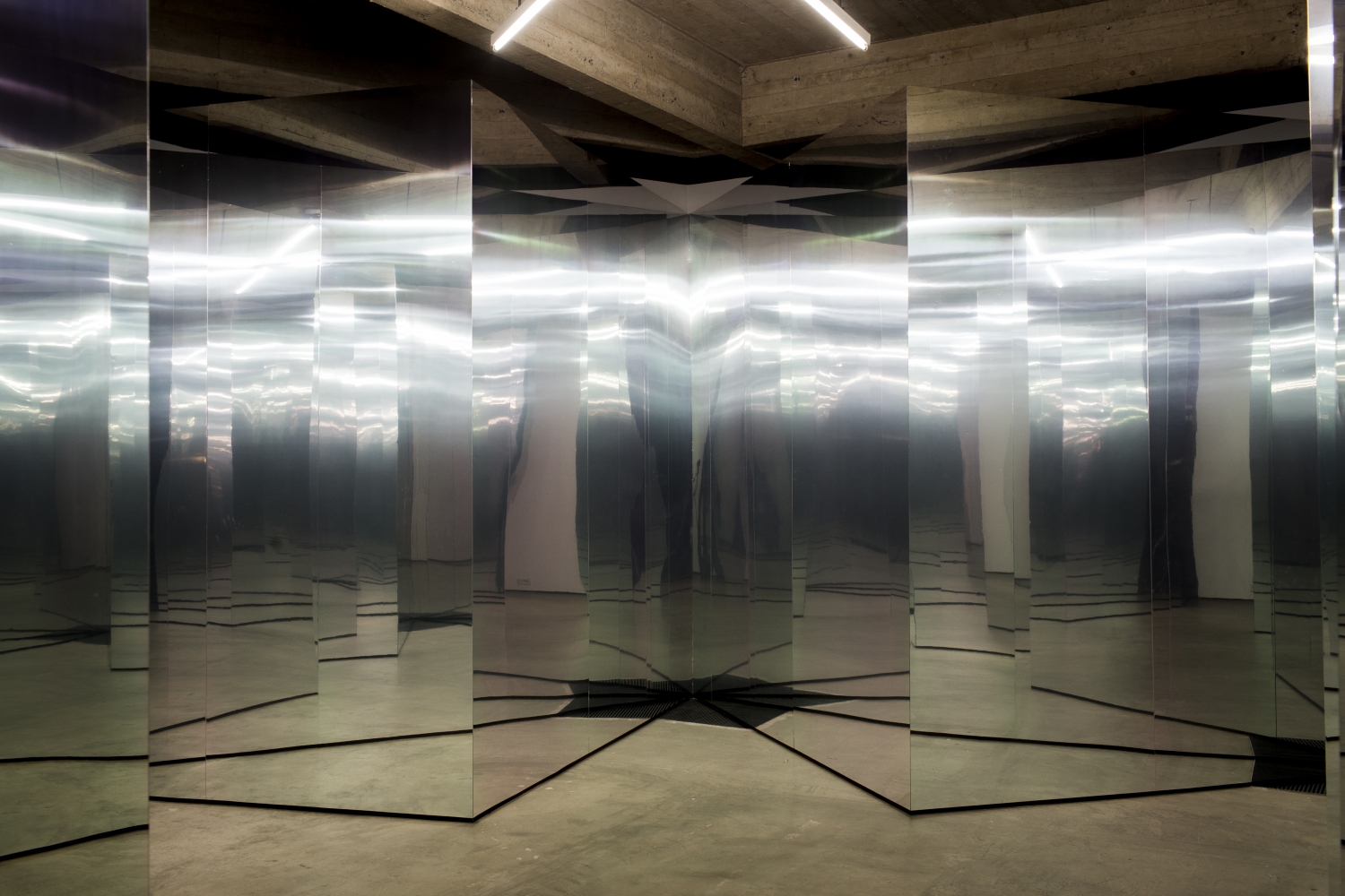 Kimsooja, tentoonstellingszicht ‘Weaving the World’ in Cultuurcentrum Strombeek, © Sophie Nuytten