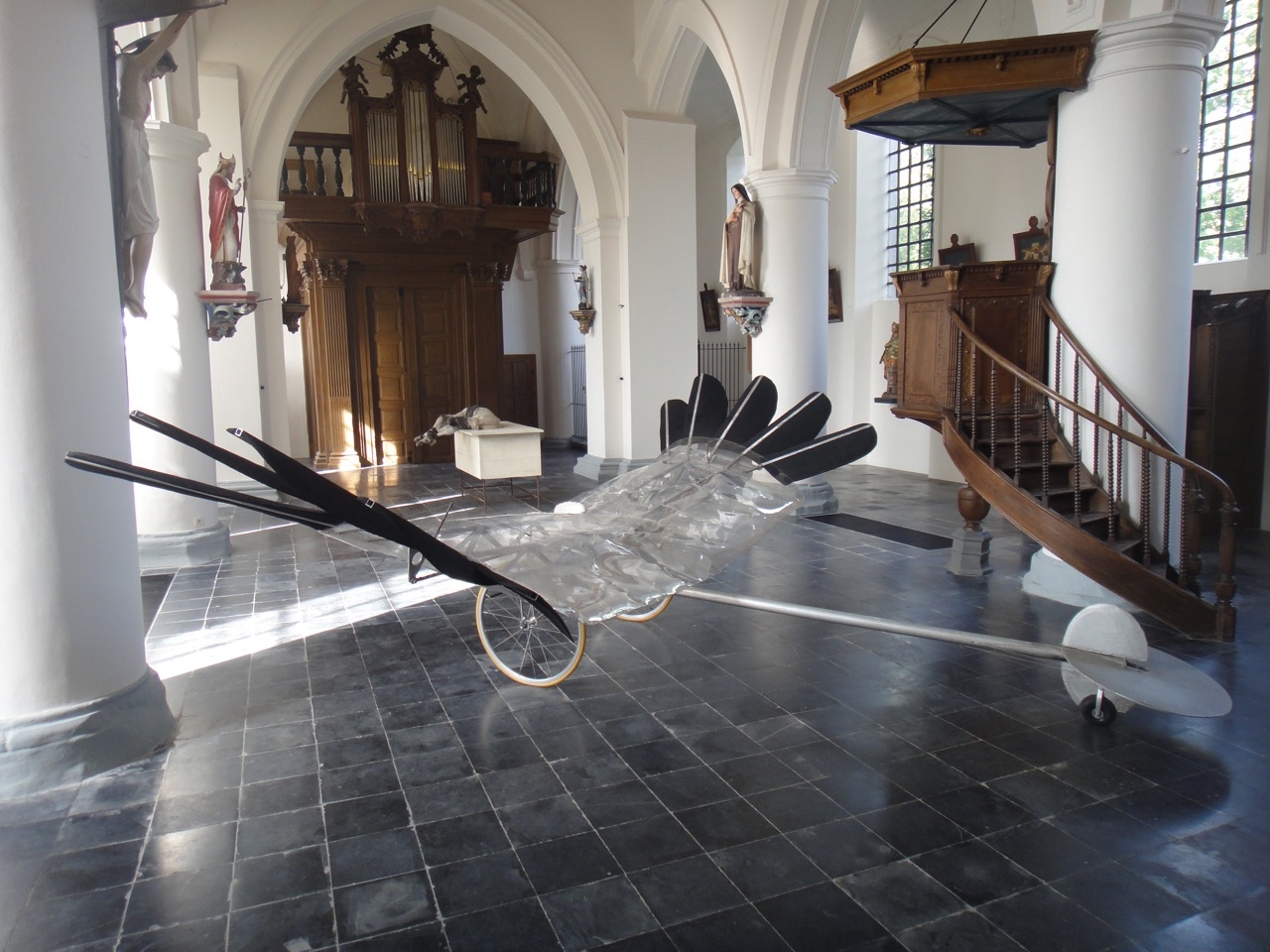 Panamarenko, ‘Raven’s Variable Matrix’, 2000 en Berlinde De Bruyckere, ‘After Zurbarán’, 2016, installatiezicht Kerk van Onze-Lieve-Vrouw- Lichtmis, Lieferinge, foto Hans Theys