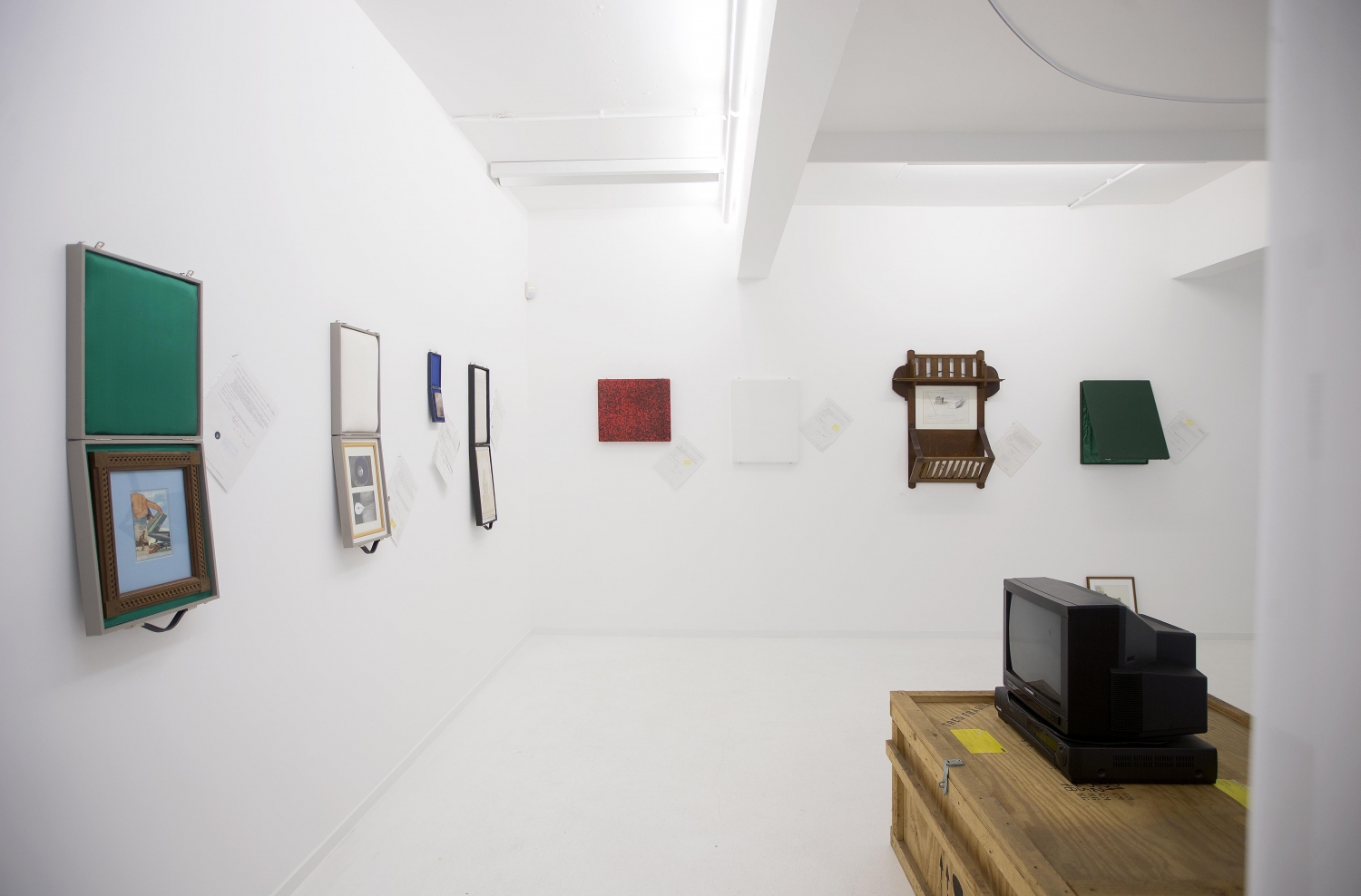 Zaalzicht ‘Verkaufswerke’, met rechts achteraan Kurt Ryslavy, ‘Verkaufswerk Nr. 25 Kippenberger Balla-Balla’, courtesy White-Out Studio