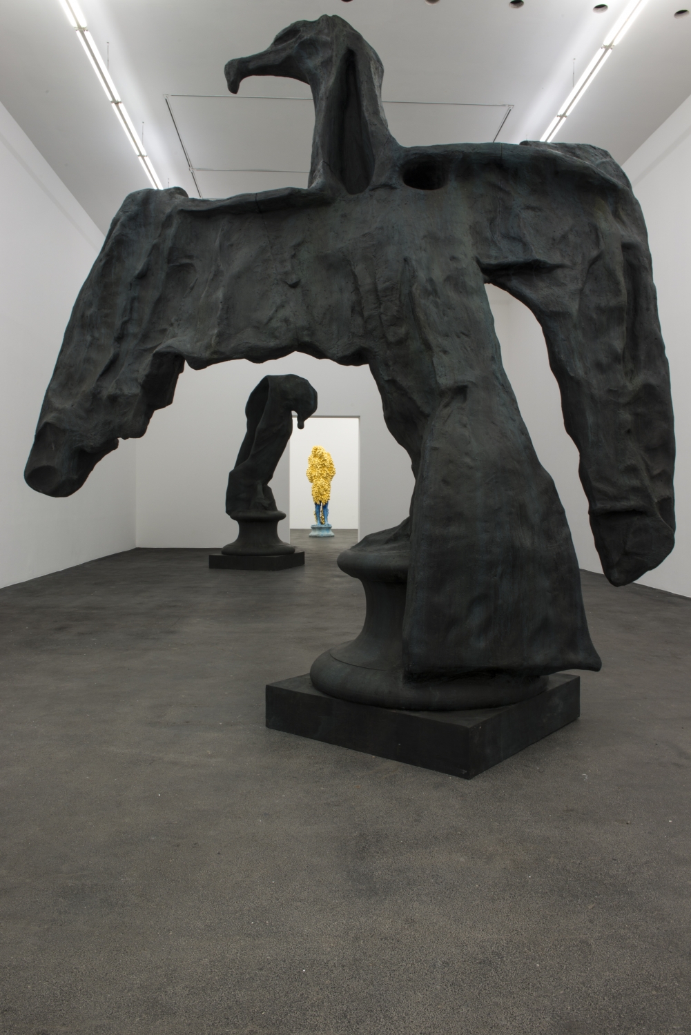 Installatiezicht Johan Creten, La Traversée, CRAC, Sète met ‘Pliny’s Sorrow’ (2011), ‘The Tempest’ (2011) en ‘Why does strange fruit always look so sweet?’ (1998-2015, geen keramiek, maar brons, deels verguld). Foto: © Jacques Fournel