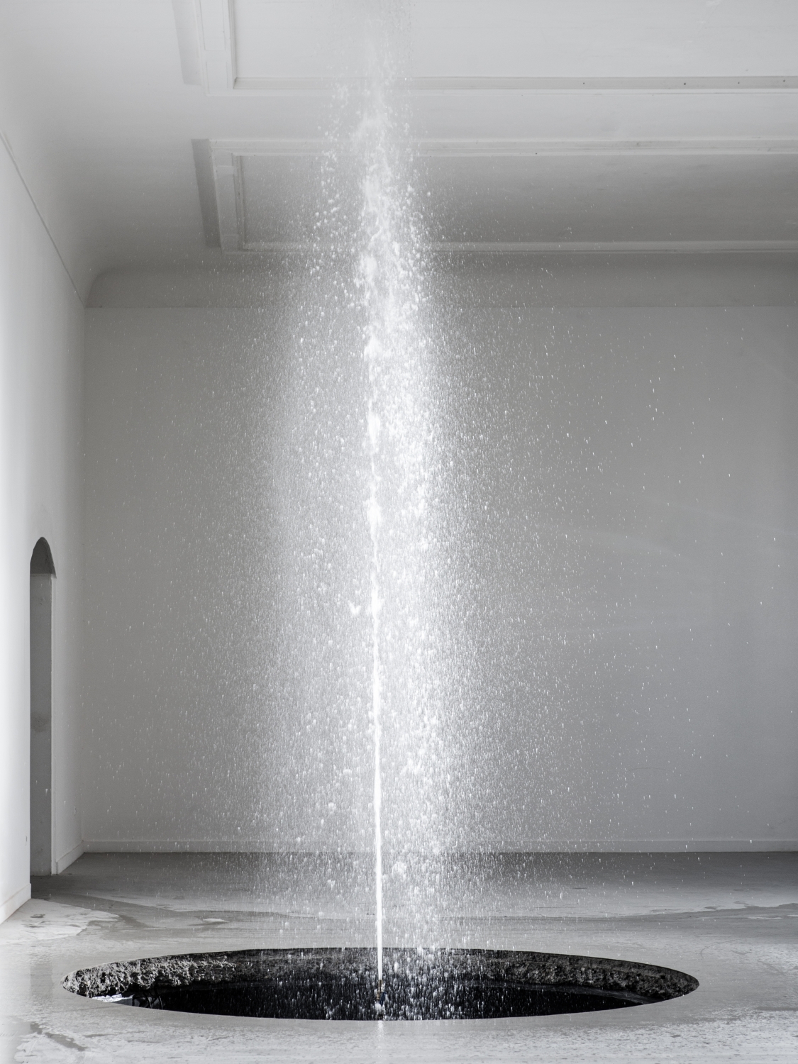 Leon Vranken, tentoonstellingszicht ‘Paper, Scissors, Stone’ met ‘Flowing Line’, 2014, foto Kristof Vrancken/Z33