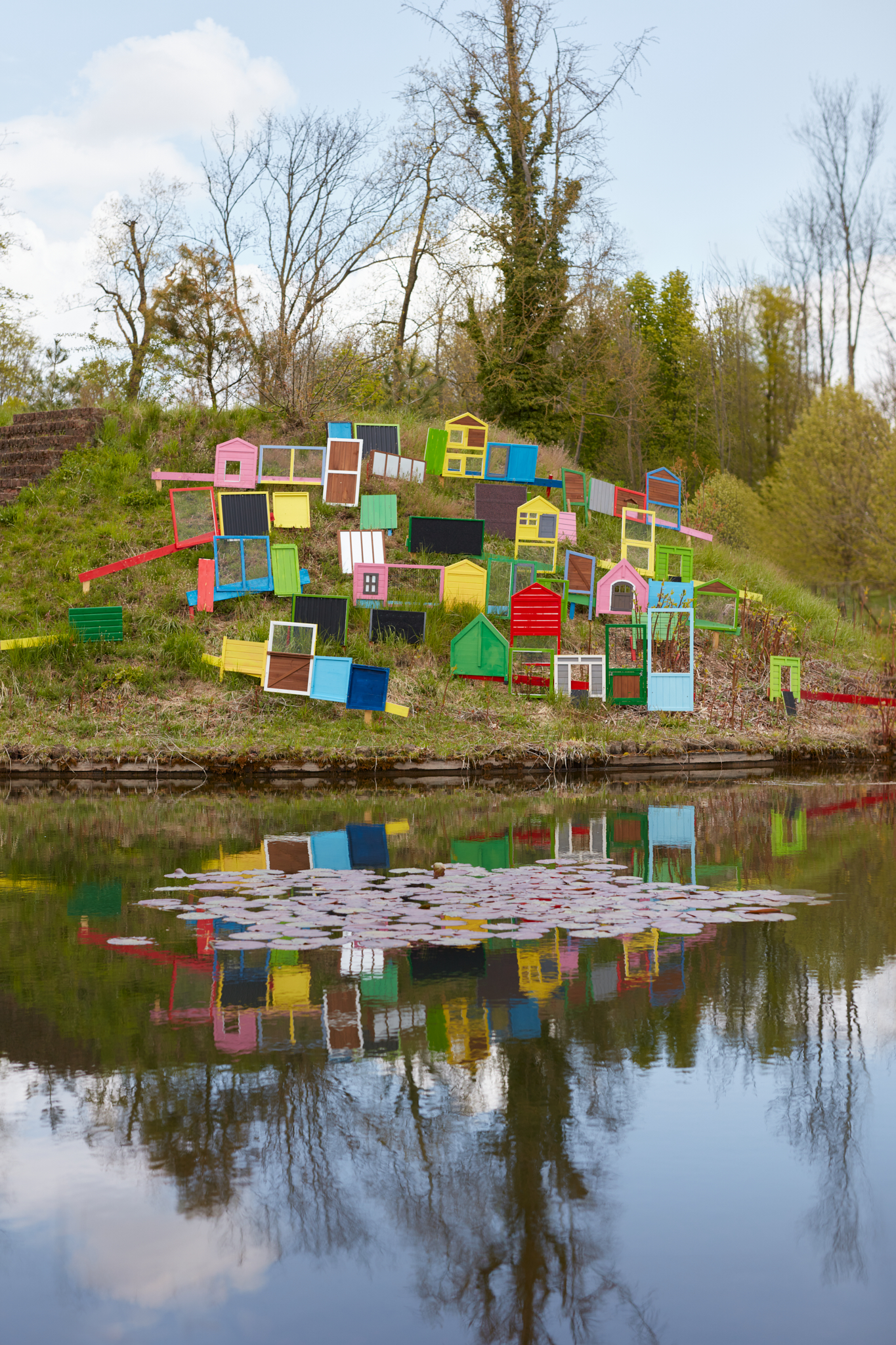 Tinka Pittoors, Favela , 2021 in situ installatie Chateau de Seneffe – © Alex Shlyk