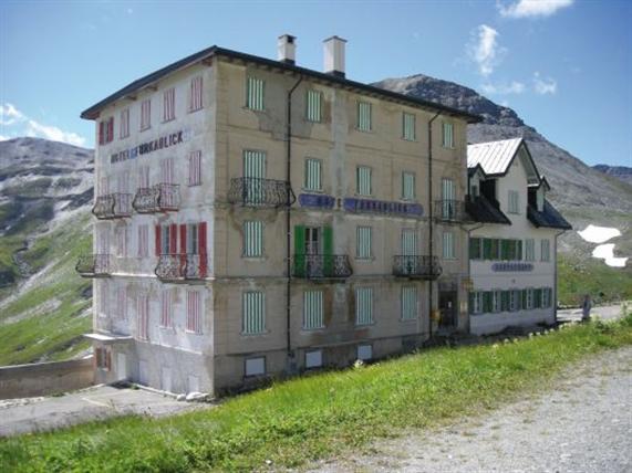 Hôtel Furkablick avec les volets de Daniel Buren, © Jürgen Grath, 2009, DB-ADAGP, Paris 2013