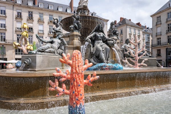 Maen Florin, Pacific , 2023, Place Royale, Nantes, 21 sculpturen in keramiek speciaal gemaakt voor de fontein tijdens Le Voyage à Nantes, 1 juli tot 3 september 2023, © Martin Argyroglo / LVAN