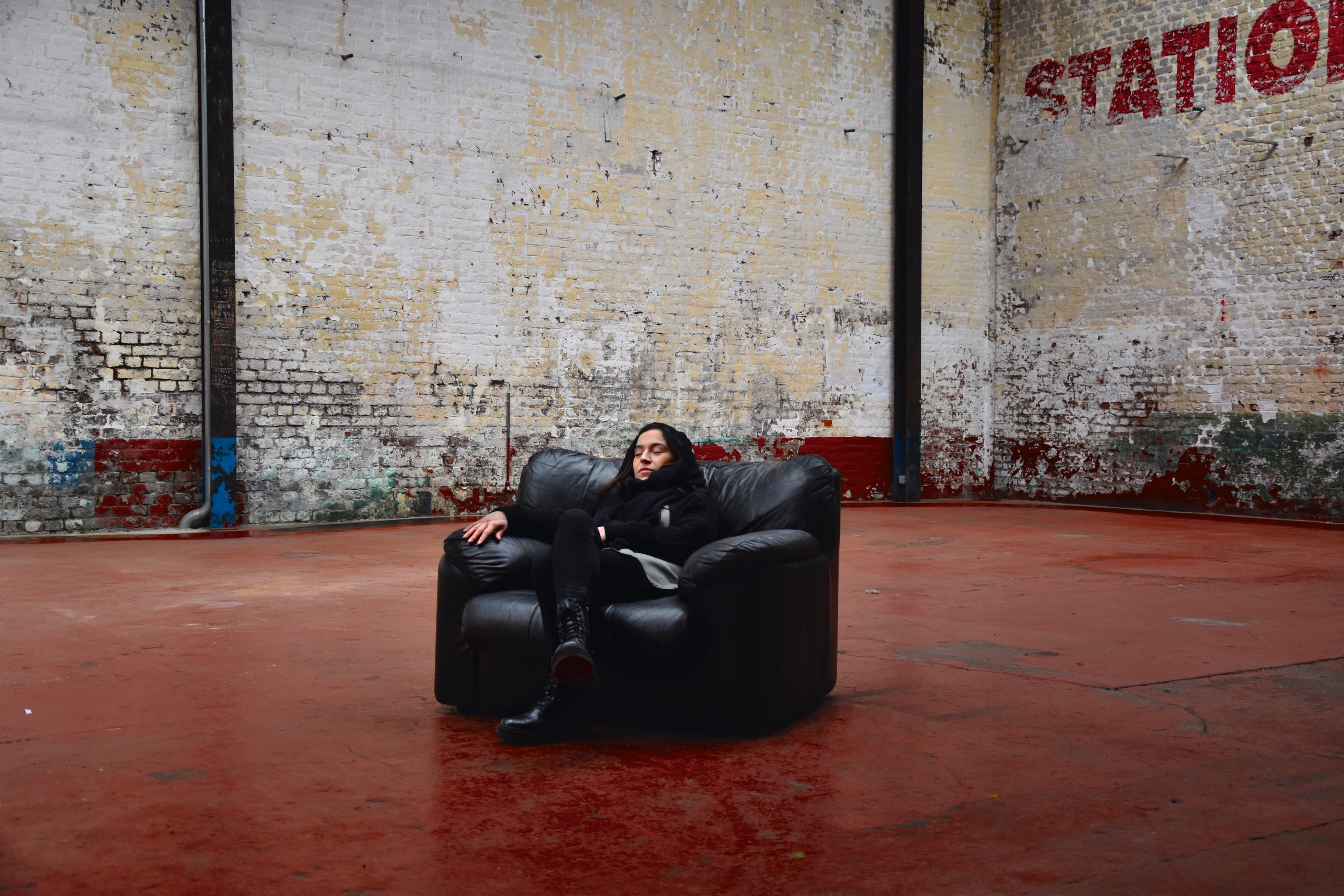 Katya Ev, Ne rein faire contre remuneration , performance, New Space, Luik, 2022. – © Katya Ev