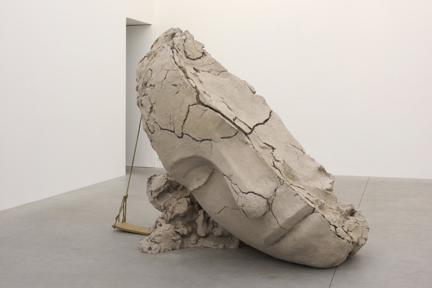 Mark Manders, ‘Dry Clay Head on Concrete Floor’, 2016, 252,5 x 127 x 127 cm., beschilderd brons, beschilderd hout, offsetdruk op papier, beton ijzer en glas, courtesy Zeno X Gallery Antwerpen © foto Peter Cox