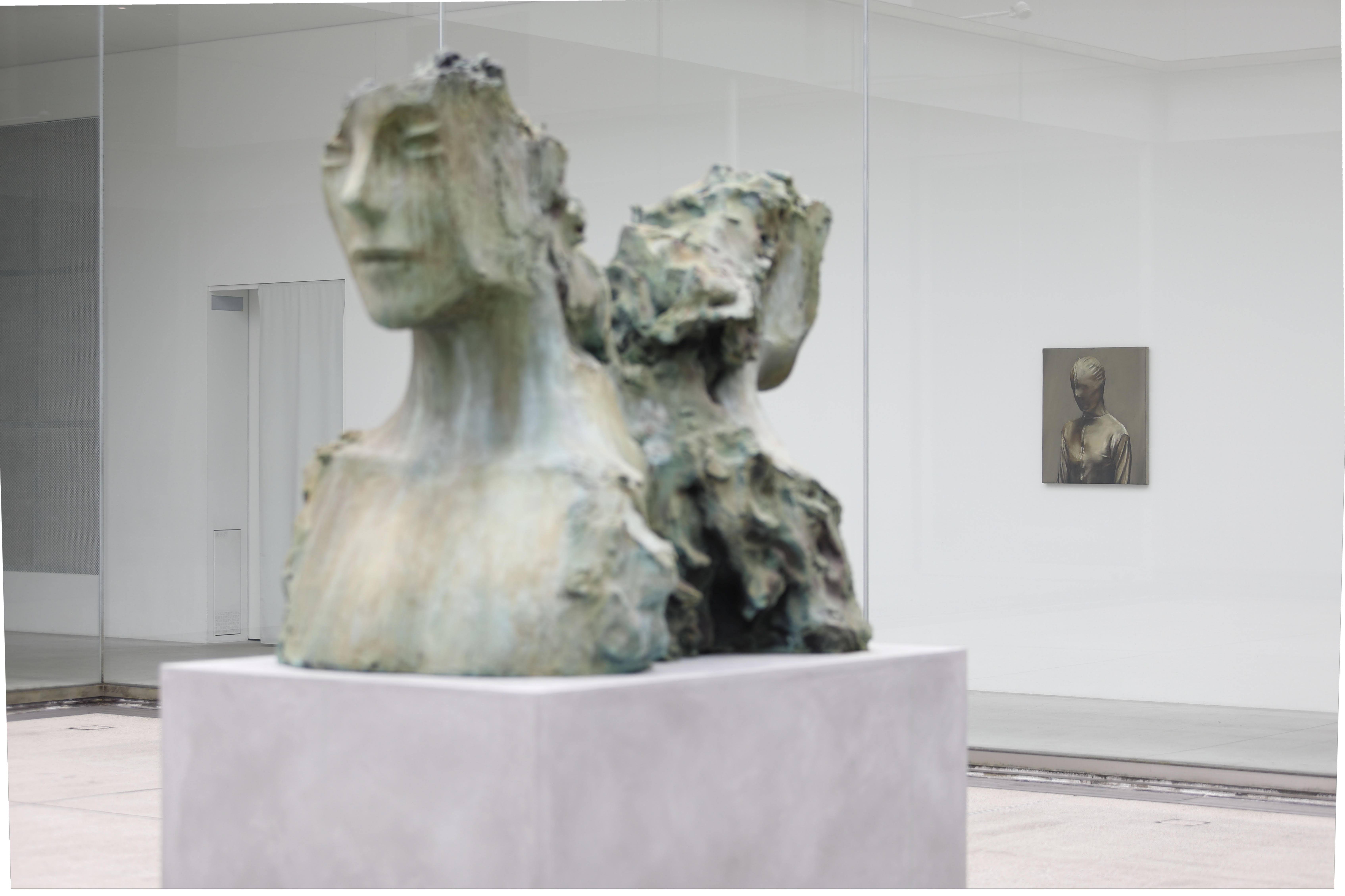 Links: Michaël Borremans, The Angel, 2013 Courtesy: Zeno X Gallery, Antwerp. Right: Mark Manders, Composition with Four Yellow Verticals 2017–2019, Courtesy: Zeno X Gallery, Antwerp, Tanya Bonakdar Gallery, New York and Gallery Koyanagi, Tokyo – Alle rechten voorbehouden