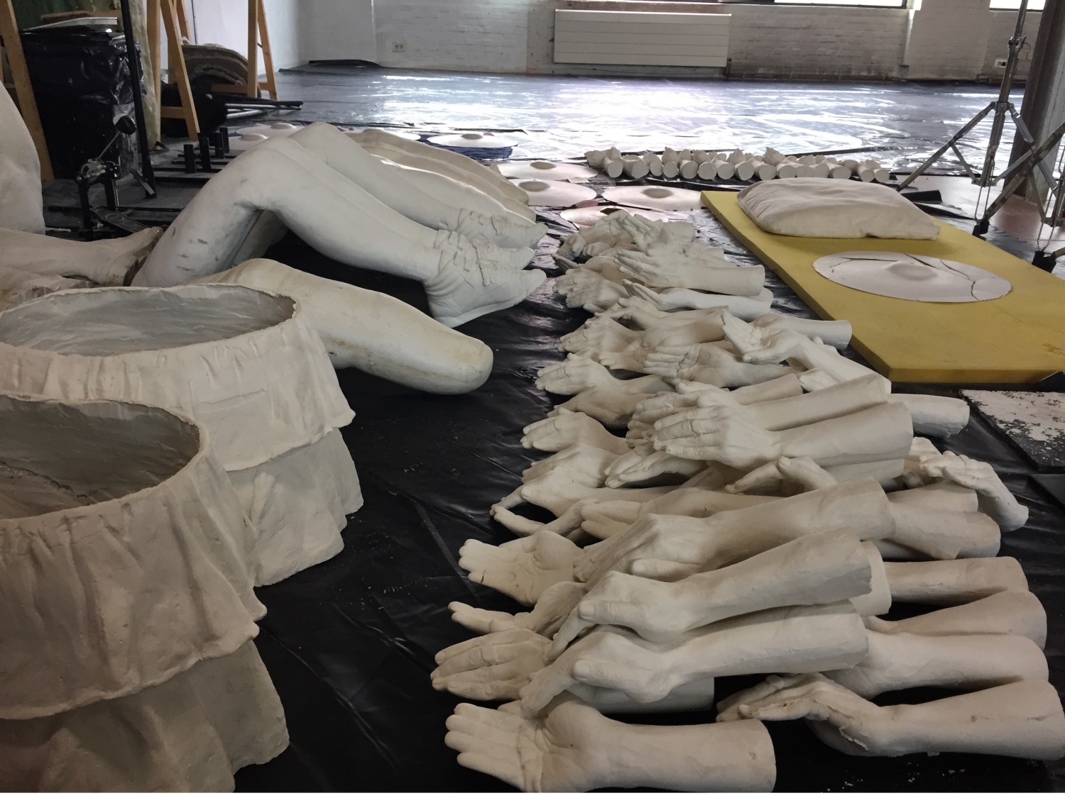 Miet Warlop, atelierbeeld van de voorbereidingen op ‘Crumbling Down the Circle of My Iconoclasm’, courtesy Miet Warlop