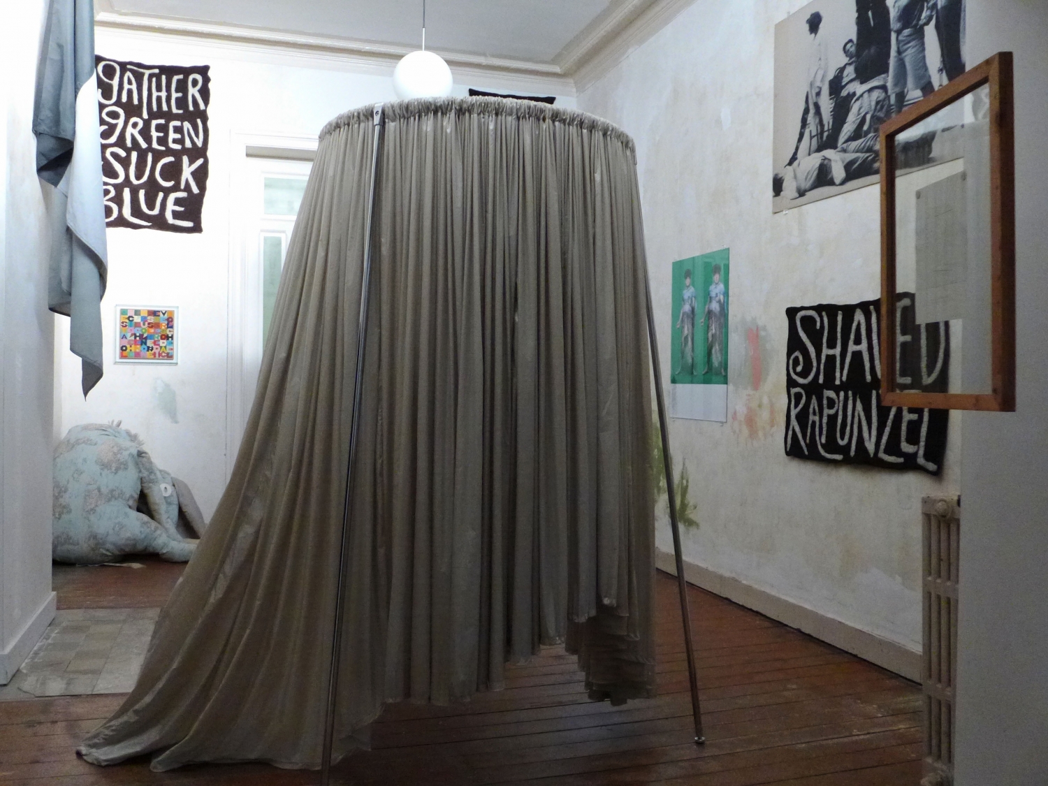 Installatiezicht ‘Mind Fabric’ met o.a. centraal Caroline Lersch &Michiel Helbig, ‘Jellyfish’, Sand, nylon en chroom, 2013; Orla Barry, ‘Shearling Felts (Marilyn, Patsy, Iris, Ivy)’, hand gevilt ruwe zwartbles scheerwol, 2012, foto Henri Jacobs