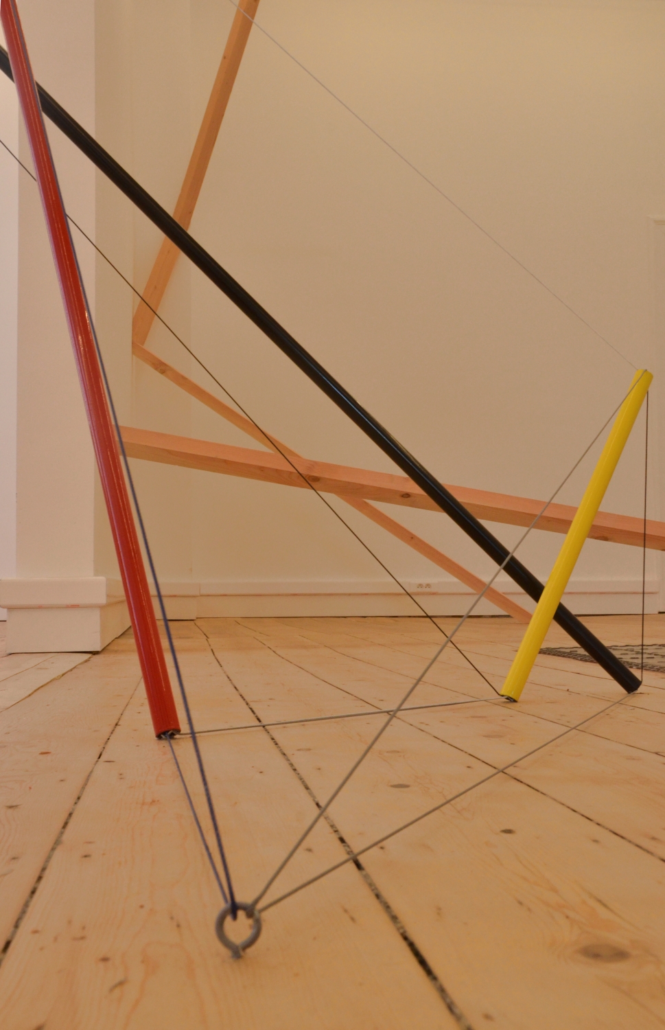 Adrien Tirtiaux, zicht op ‘Gleichgewichtskonstruktion (Das Land mit sechs Parlamenten)’, 2014 en ‘One Nail’, 2015, foto Karolien Chromiak