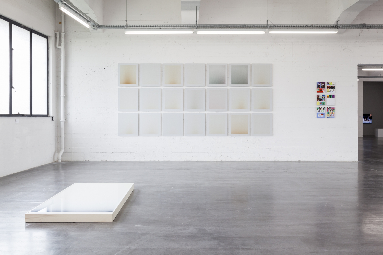 Zaalzicht 'UnScene III' met werk van Kasper Bosmans, foto Sven Laurent