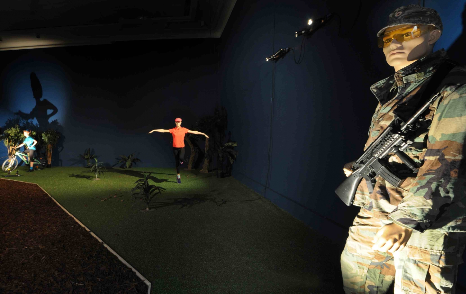 Guillaume Bijl, 'Sorry', installatiezicht CC Mechelen, 2016, foto Jo Op de Beeck