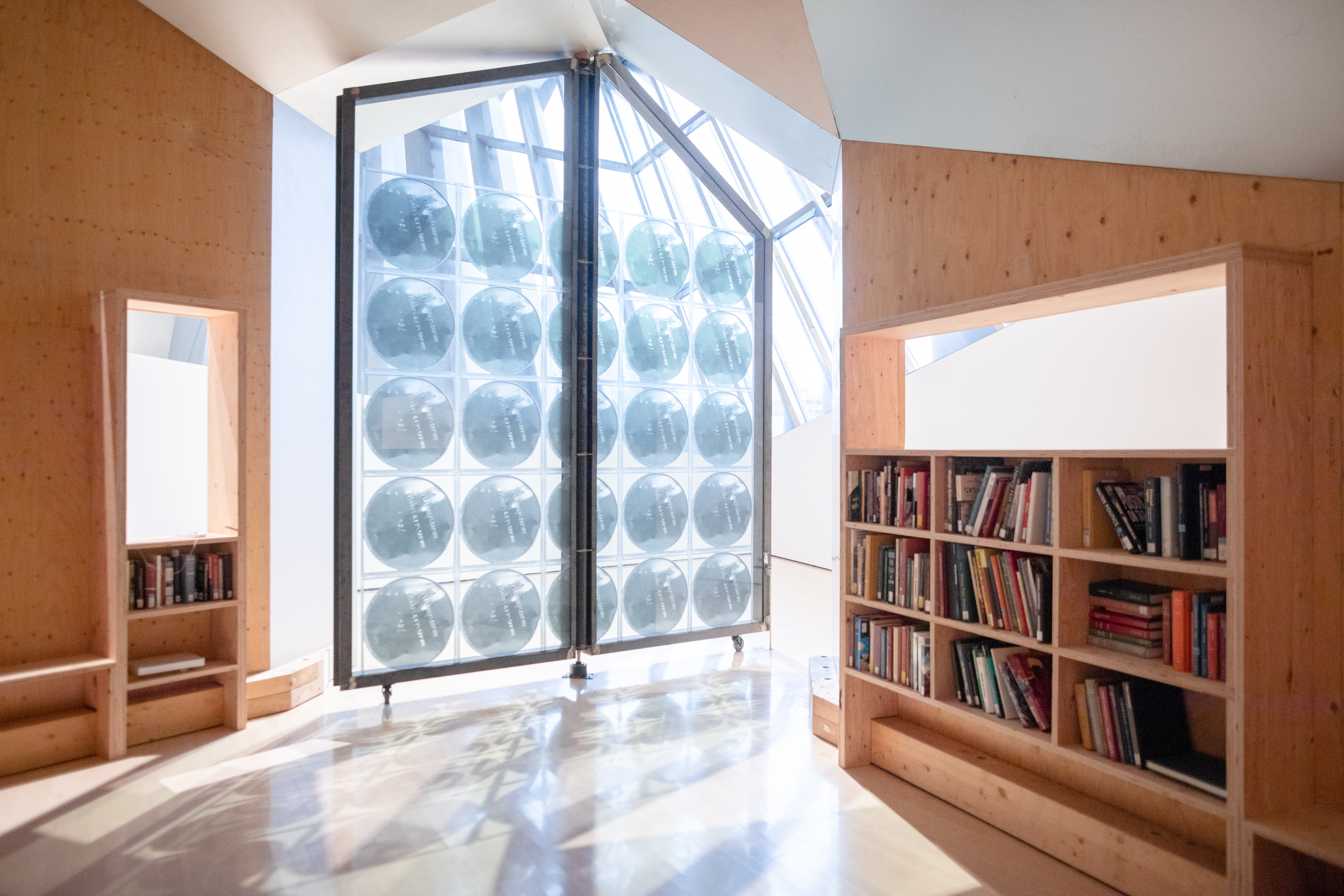 Oscar Tuazon, Water School, Installation view, Eli and Edythe Broad Art Museum at Michigan State University, 2019 – photo © Eat Pomegranate Photography