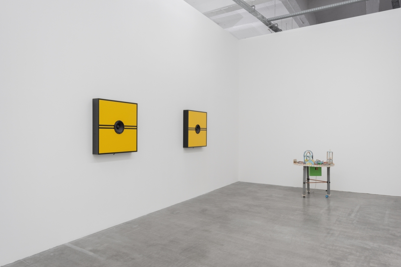 Exhibition View WIELS, ‘Multiple Transmissions, Art in the Afropolitan Age, Emeka Ogboh, Jean Katambayi – Foto: Hugard & Vanoverschelde Photography