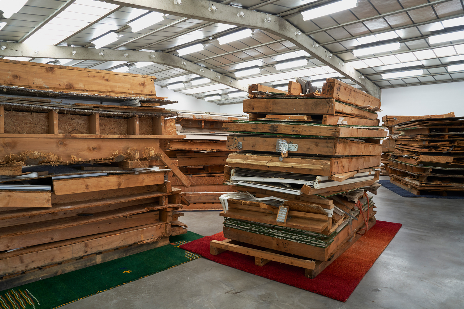 Mike Bouchet, Sir Walter Scott , 2010, mixed media en tapijt, 15 paletten, foto Dirk Pauwels