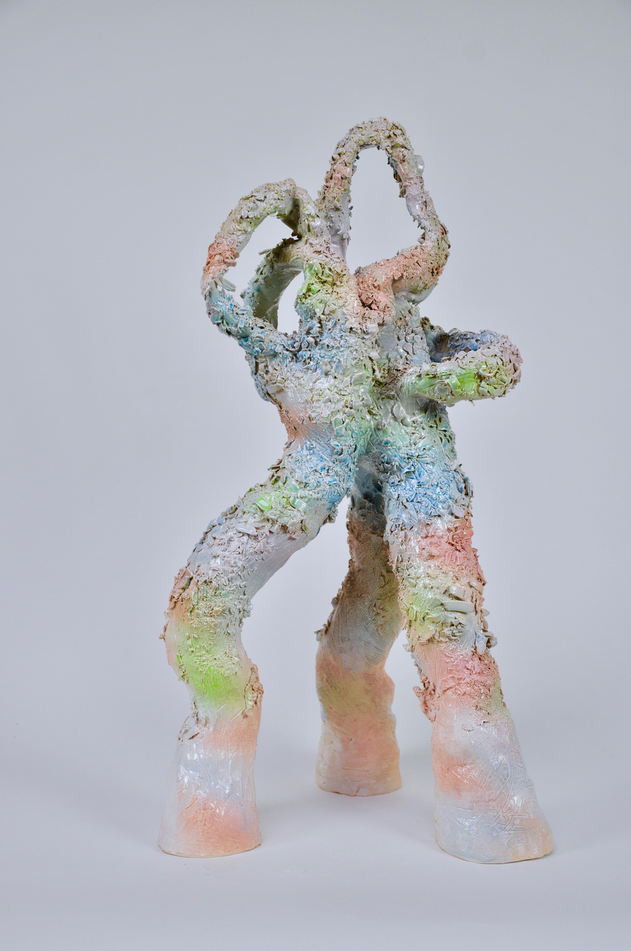 Tamara Van San, My Invincible Friend (The Old Guard) , 2020, geglazuurde keramiek, 65 x 36 x 30 cm, uniek werk – © Tamara Van San