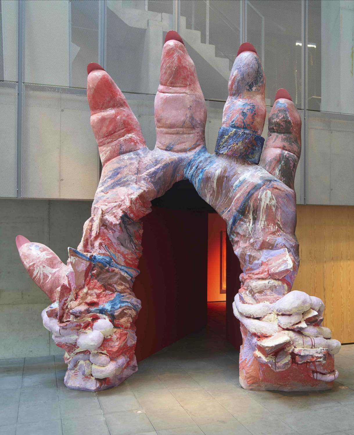 Pauline Curnier Jardin, ‘The Hand’, 2017, sculptuur, mixed media, ca. 3 x 4 m, courtesy van de kunstenaar, Ellen de Bruijne PROJECTS en KRIEG, foto Alexey Shlyk