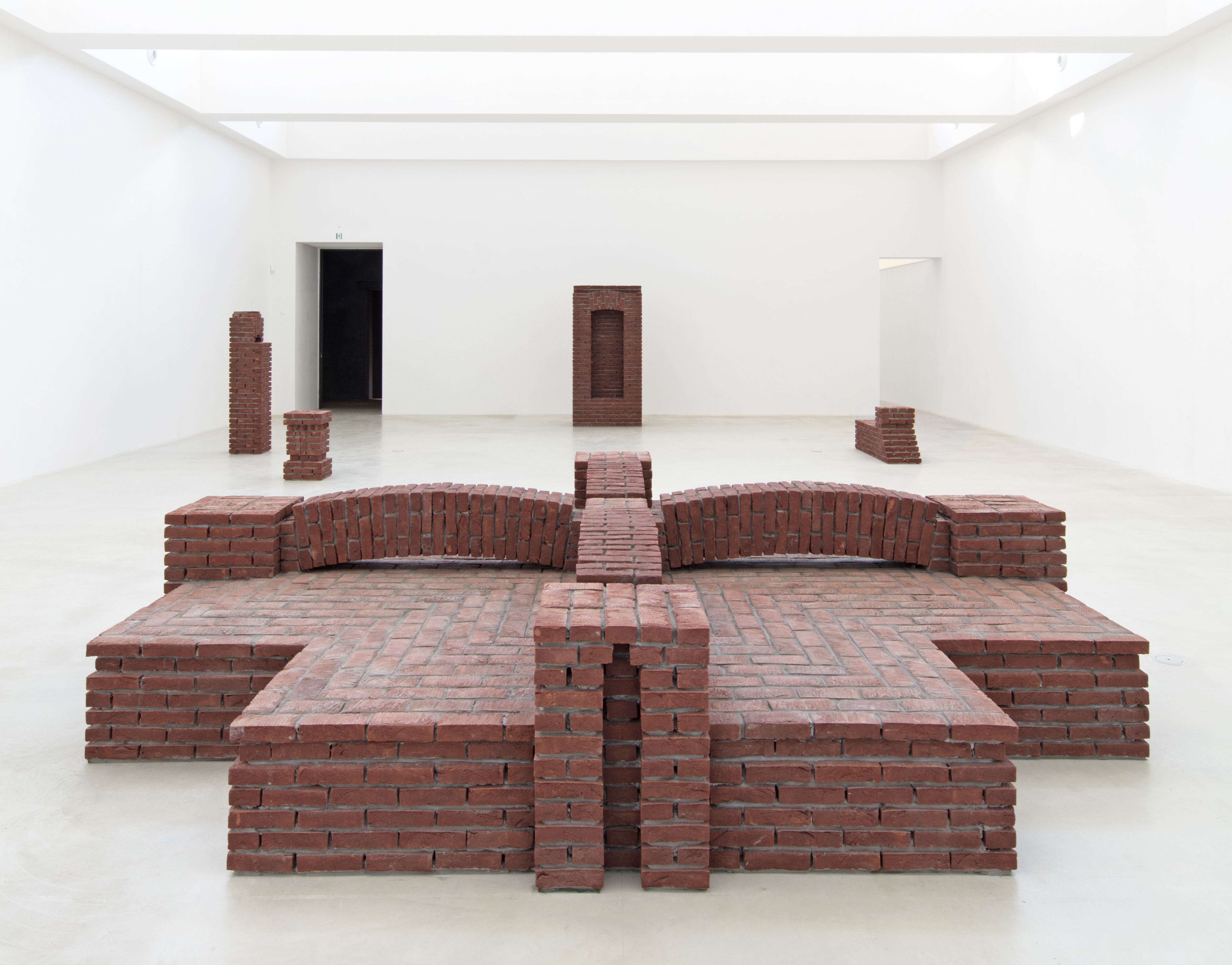Exhibition view Per Kirkeby, Brick Sculptures. – Courtesy the artist and Axel Vervoordt Gallery