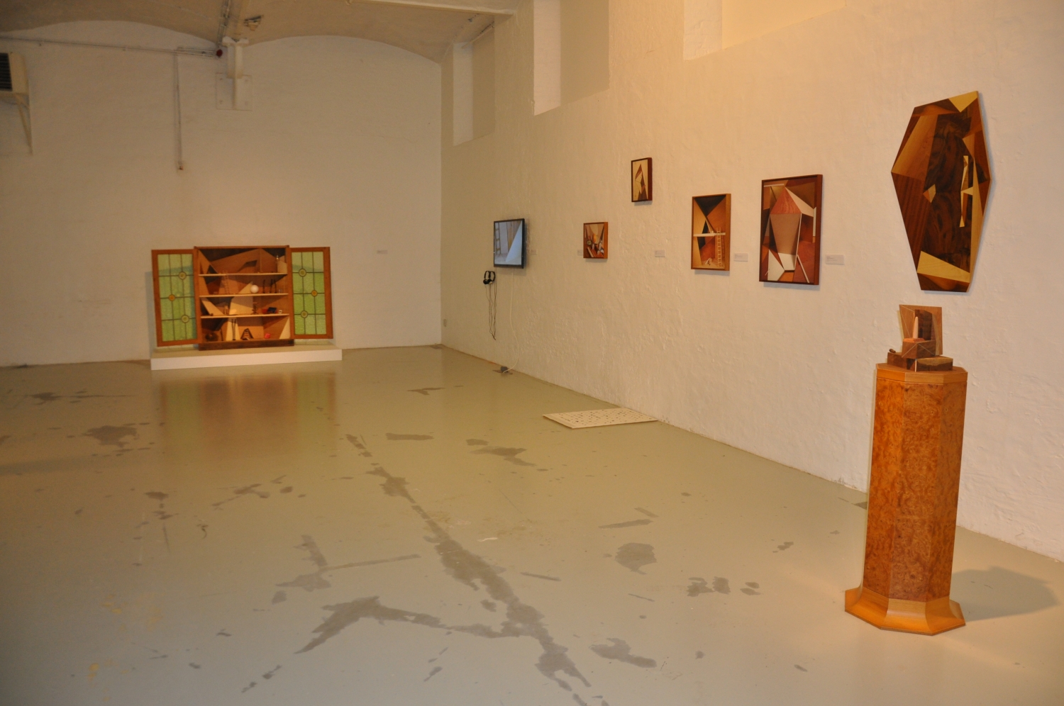 ‘Playtime 2’, tentoonstellingszicht met werk van Wim Wauman, 2018, De Bond, Brugge, © foto Jan Verhaeghe