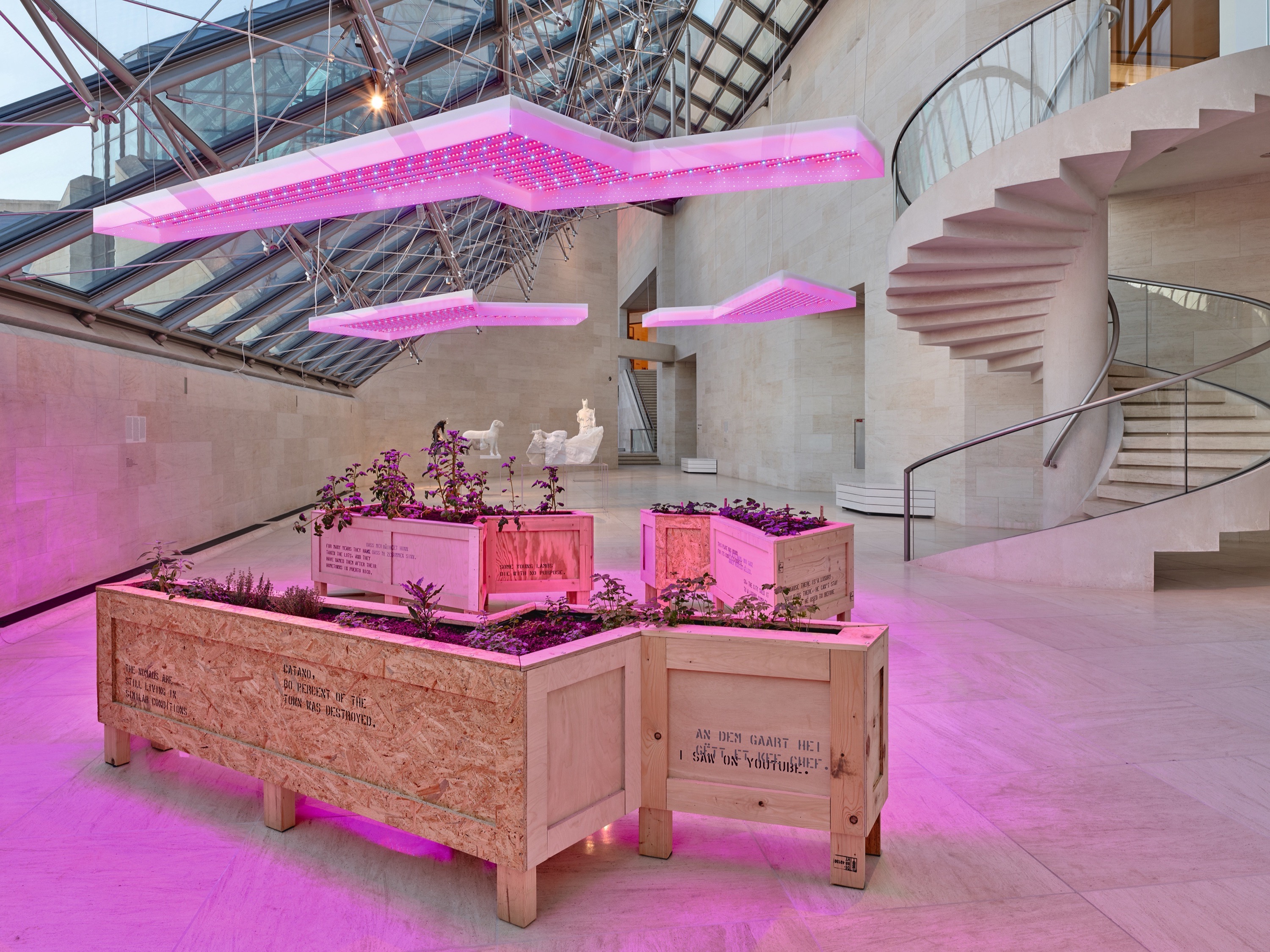 Hito Steyerl,  FreePlots , 2019-, courtesy de kunstenaar, Andrew Kreps Gallery, New York, en Esther Schipper, Berlijn, installatiezicht Post-Capital: Art and the Economics of the Digital Age , Mudam Luxembourg. – © foto Rémi Villaggi | Mudam Luxembourg