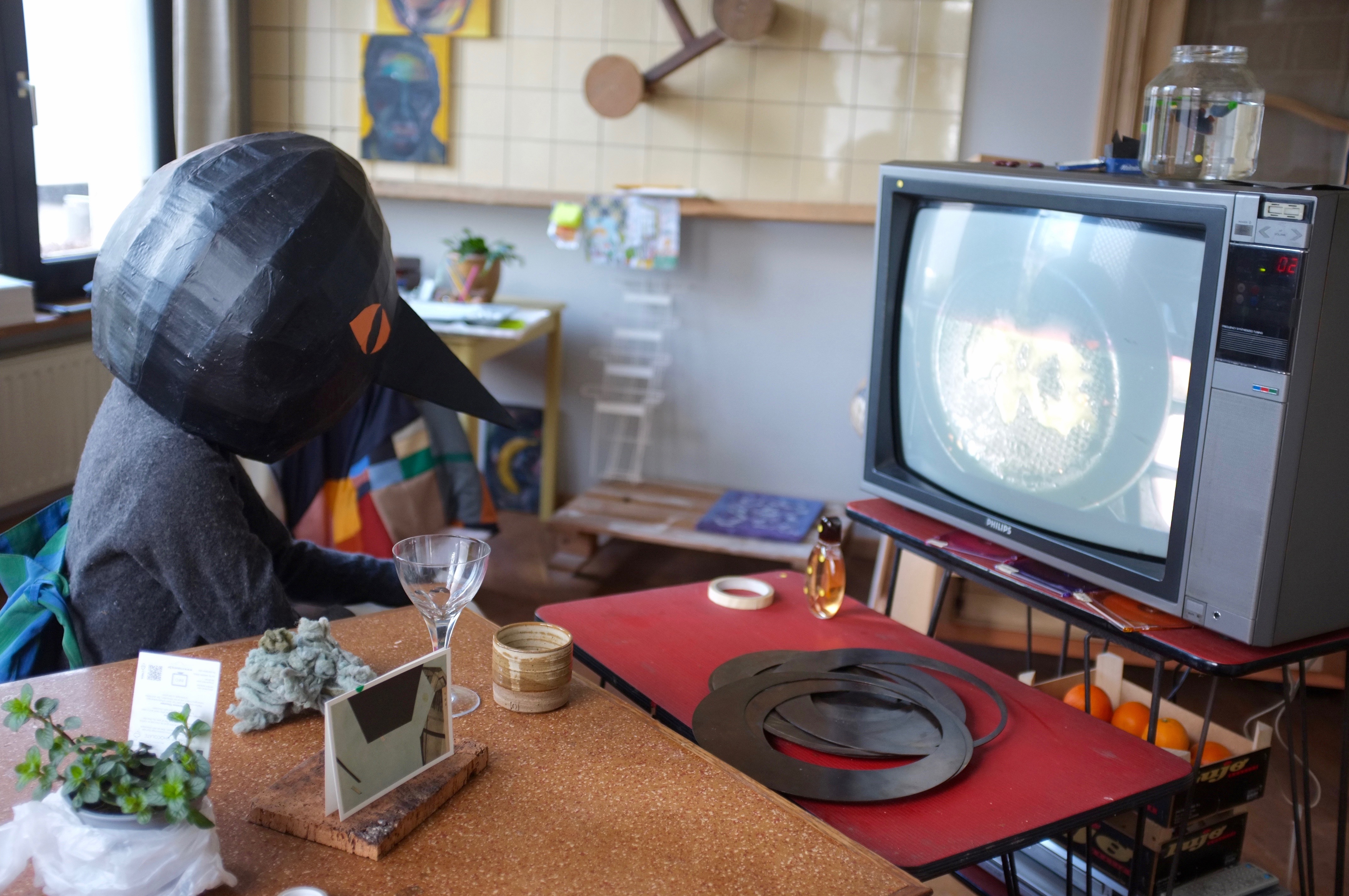 Werk van Lasse Geudens, Rebecca, Jan Van Goethem, Tine Colen, Leander Sebrechts, Denie Put, Nele Tas, Helena Schepens, Jorik Dzobava, Gustav De Vriese, Martha Van Goethem en Ida Dockx in Krugerplein 13, foto Mieke Verbijlen