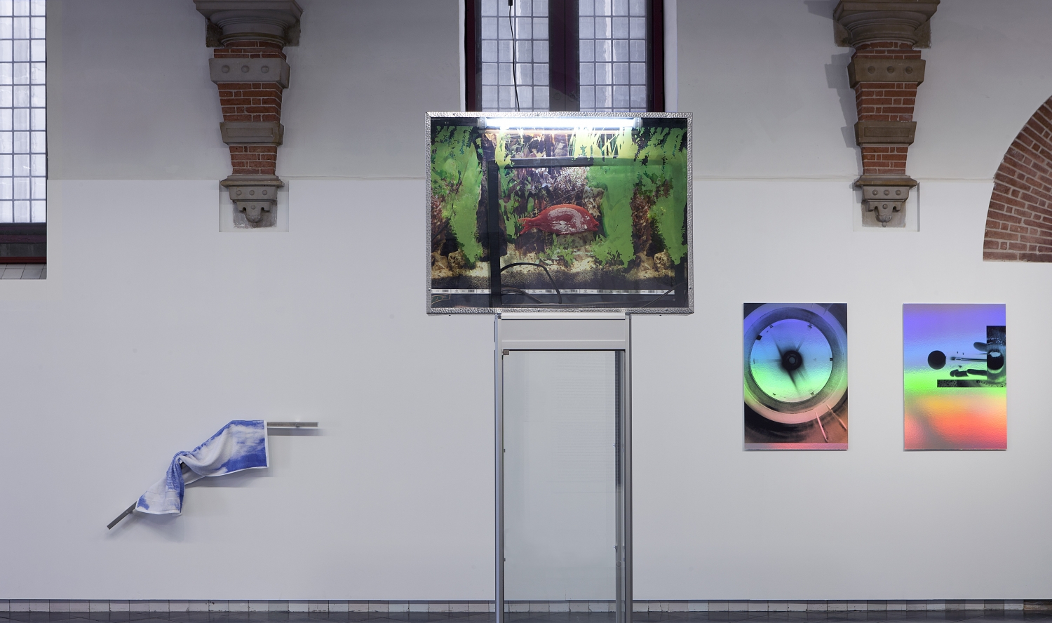 Tentoonstellingszicht ‘A Modest Proposal for a Radical Bourgeoisy’ met in het midden: Simon Denny, ‘Euphoria’, 2009, foto Gert Jan van Rooij