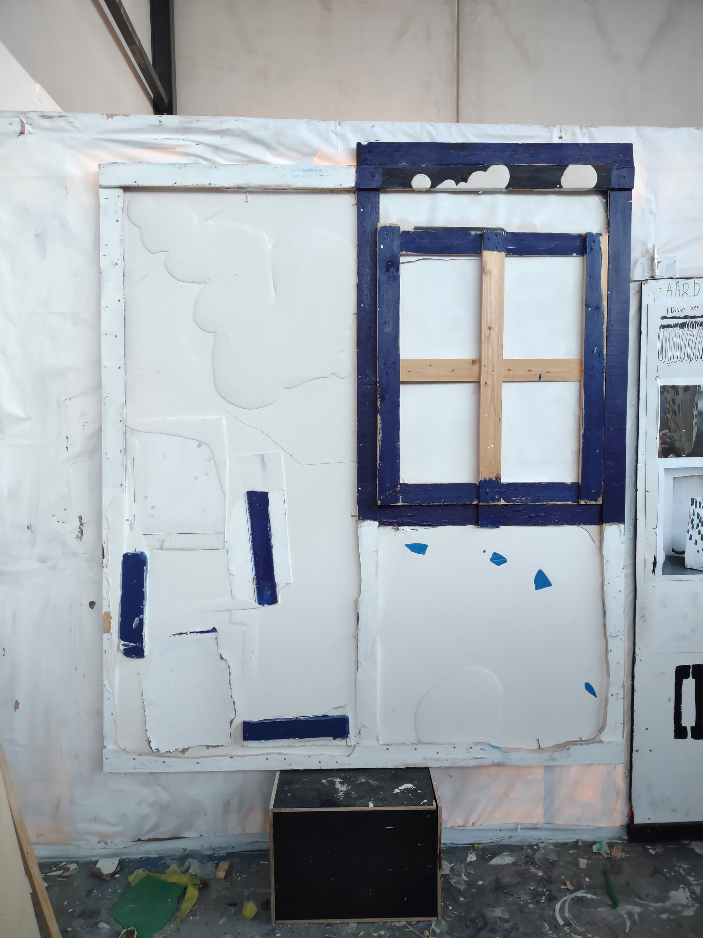 Rein Dufait, Wolk en venster , 2021, hout, Acrylic One, acyl, karton, 176 x 208 x 7 cm, beeld in het atelier van de kunstenaar. – © Rein Dufait