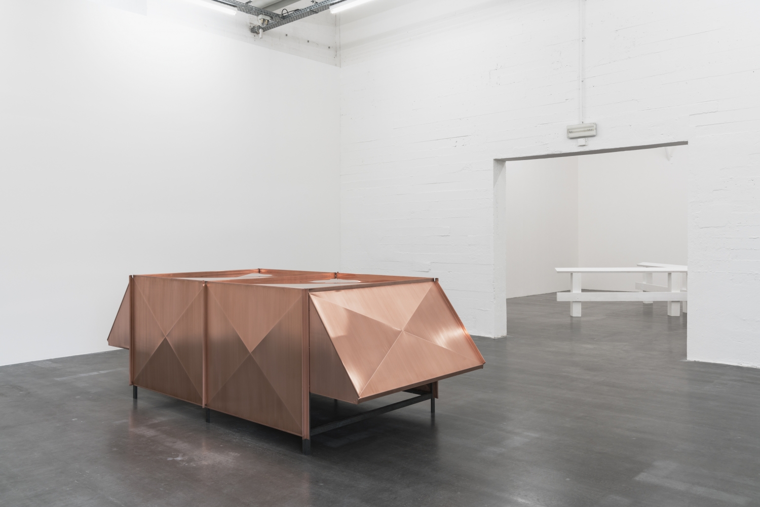 Rita McBride, ‘White Elephant’, 2003, koper en staal, Collectie De Pont museum, Tilburg NL, © WIELS Brussel, foto Anne Pöhlmann