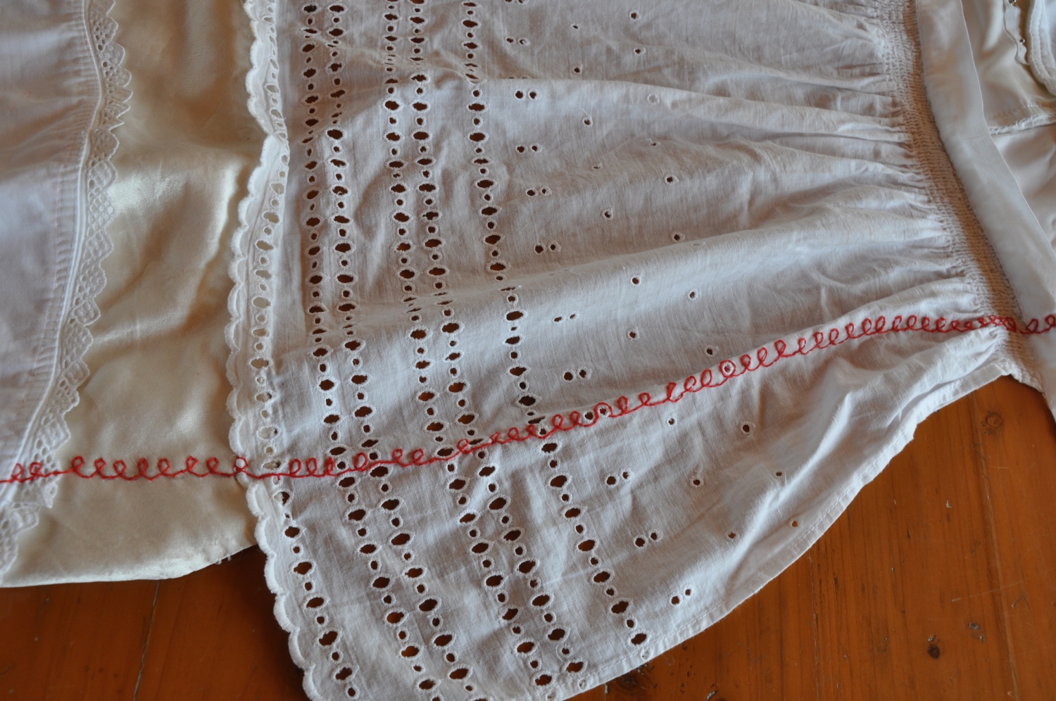 Annelies Slabbynck, detail 'Infinity', 2014, antieke katoenen schorten, fluwelen en katoenen manchetten, katoenen en organza kragen, rood borduur garen, foto Annelies Slabbynck