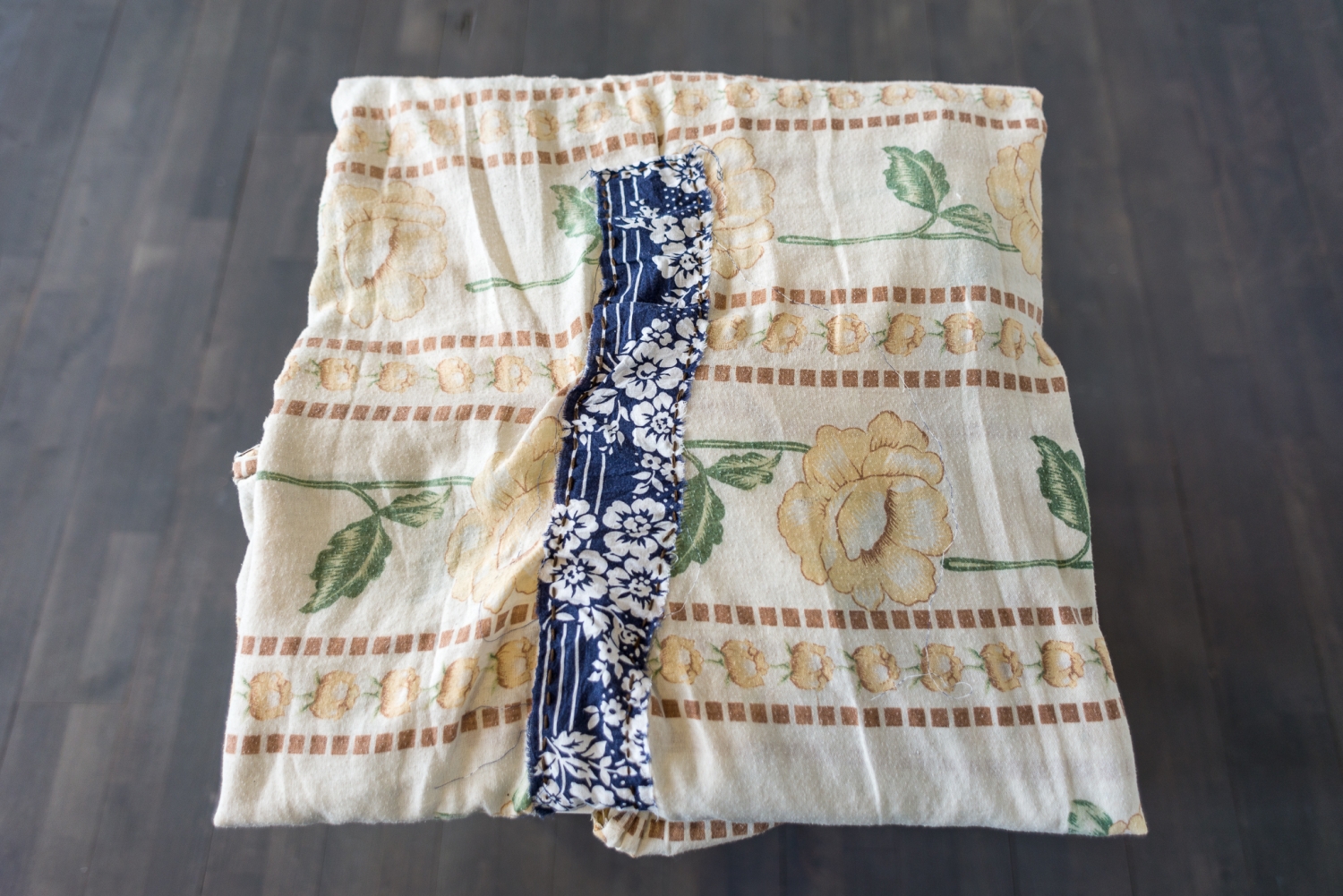 Kader Attia, Untitled (detail), 2017, gerepareerde stof uit Algerije, Senegal en Mali, courtesy the artist and Nagel Draxler, Berlin / Cologne, © foto Dirk Pauwels