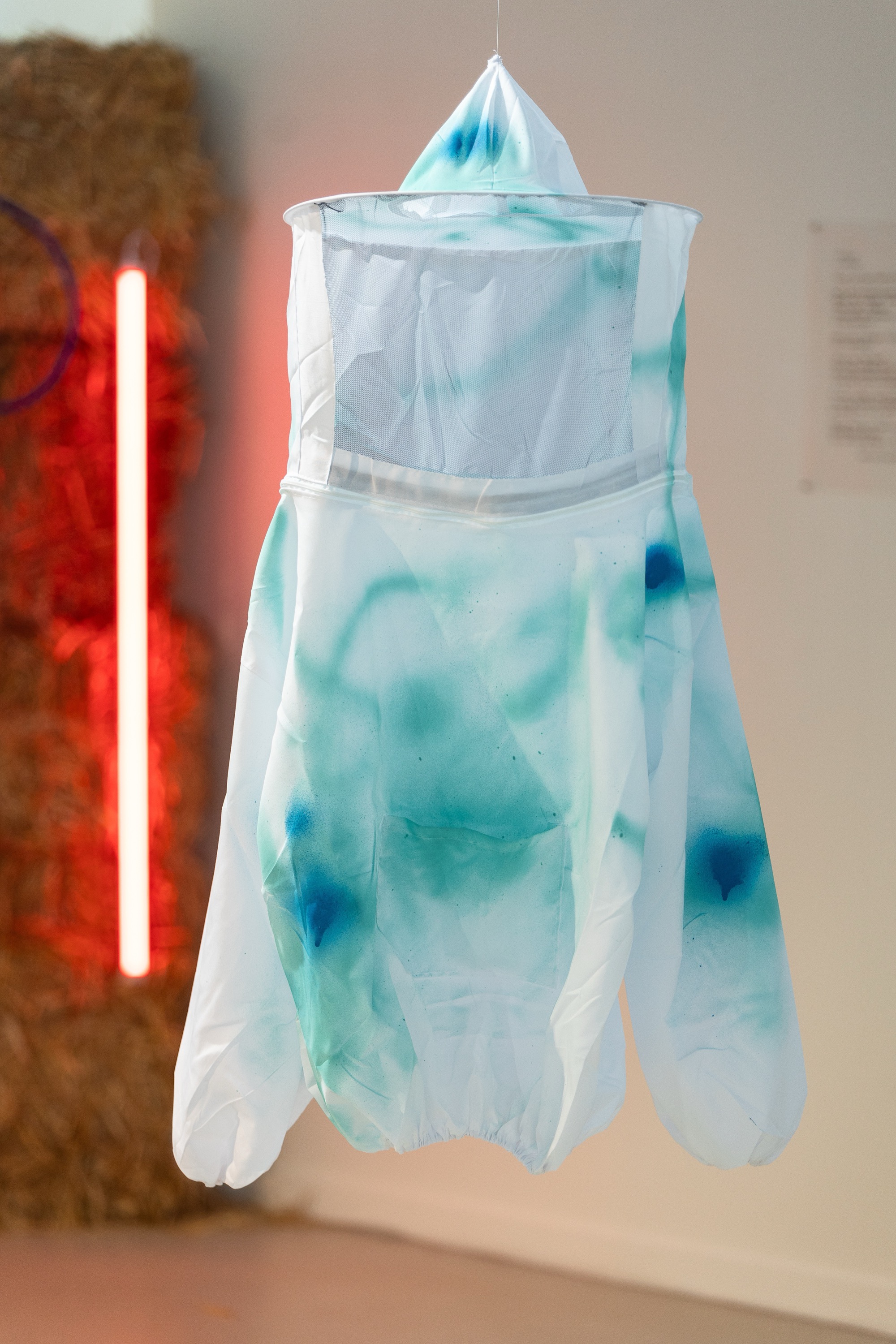 Installatiezicht The One-Straw Revolution met Telling The Bees (2024) van Kyriaki Goni, Framer Framed, Amsterdam, foto Maarten Nauw / Framer Framed